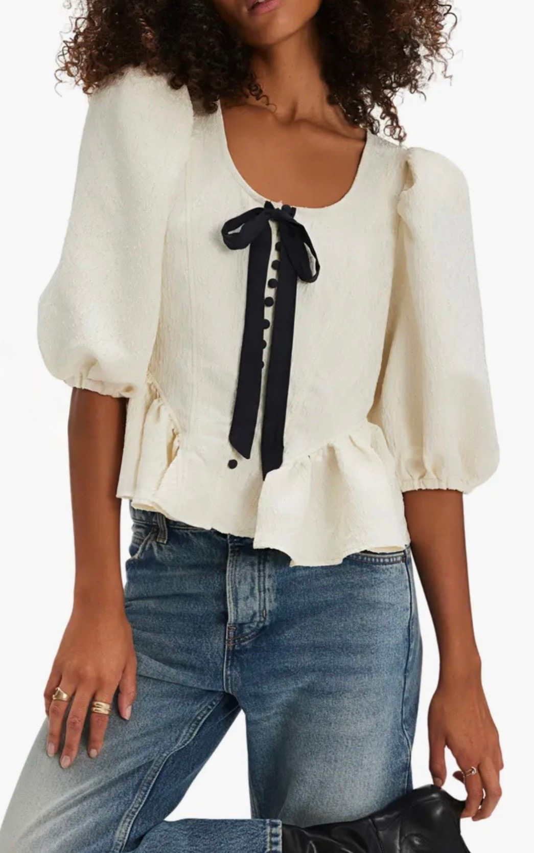 White top
Bow top
Jeans 

#LTKootd