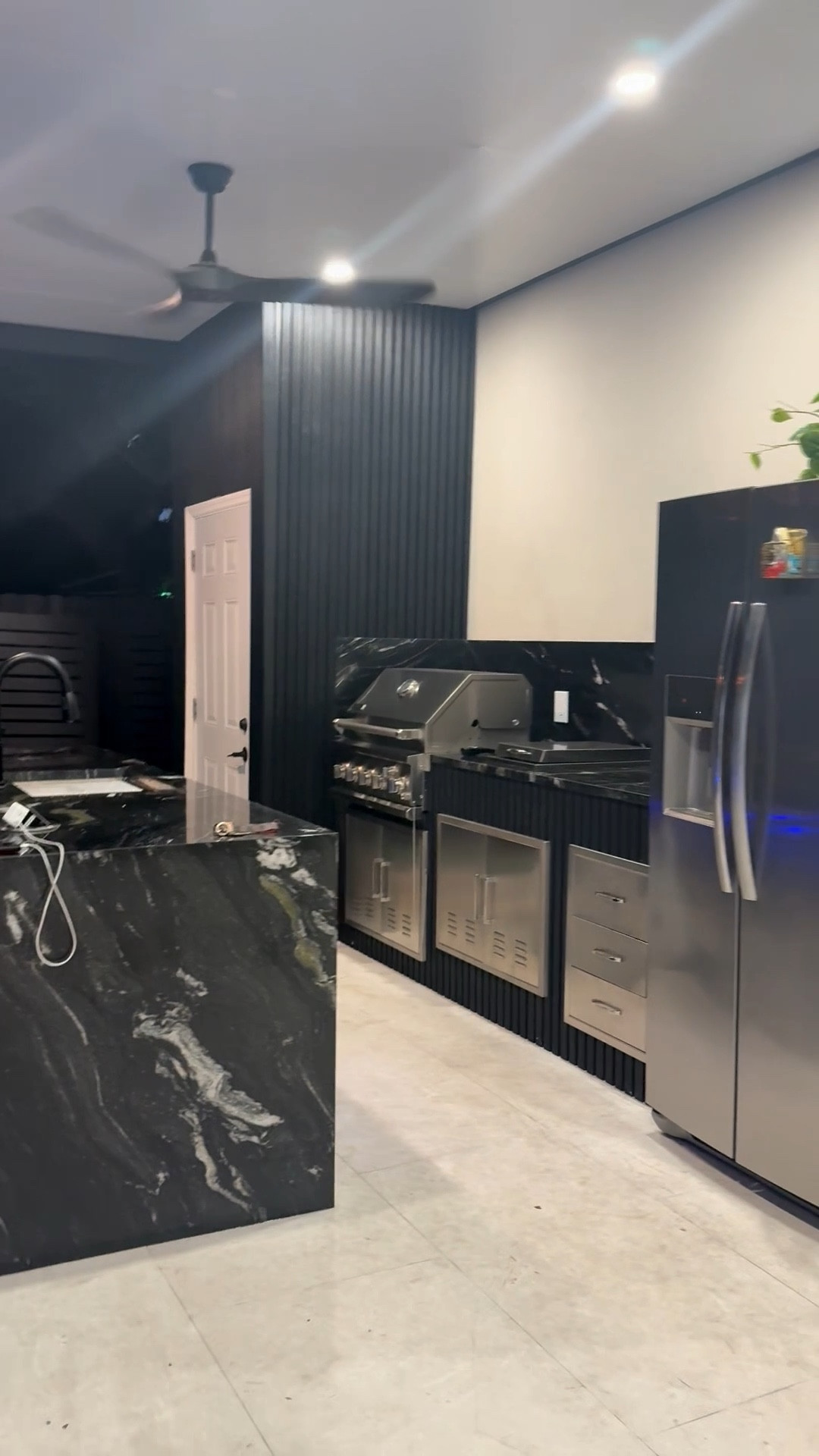 “Cocina exterior de ensueño Acabados en negro, electrodomésticos en acero inoxidable y el espacio perfecto para BBQ y reuniones familiares. Encuentra aquí mis favoritos para recrear este estilo moderno y lujoso en tu hogar 🖤”


#LTKStyleTip #LTKHome #LTKSeasonal