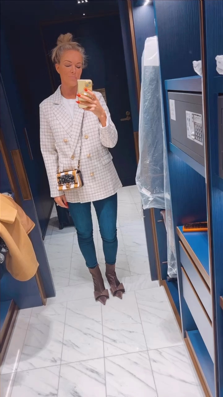 Paris day 4! Headed to the flea and antique market 

#LTKFindsUnder100 #LTKVideo #LTKTravel