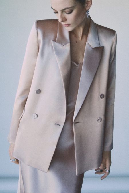 Love this satin finish blazer to throw over your shoulders when going to a spring wedding, shower or party.  I’m always looking for something edgier than a pashmina. This is perfect .. the neutral
Color is perfect. Under $200