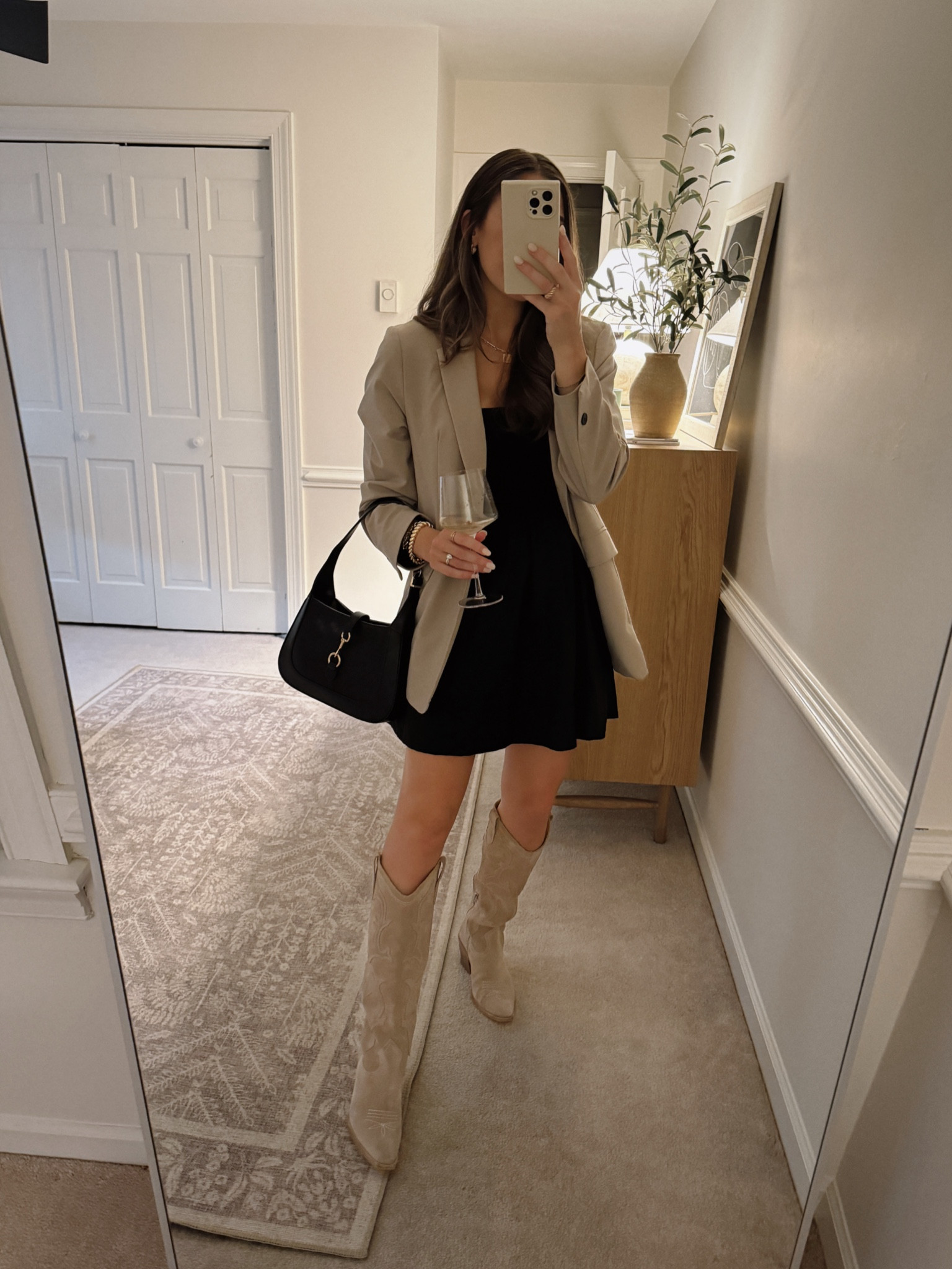 casual evening ‘fit for a fundraiser 🥂

wearing a small in the dress. so comfy and easy to style! looks pretty sold out so linking similar.

blazer is older from H&M - linked similar!