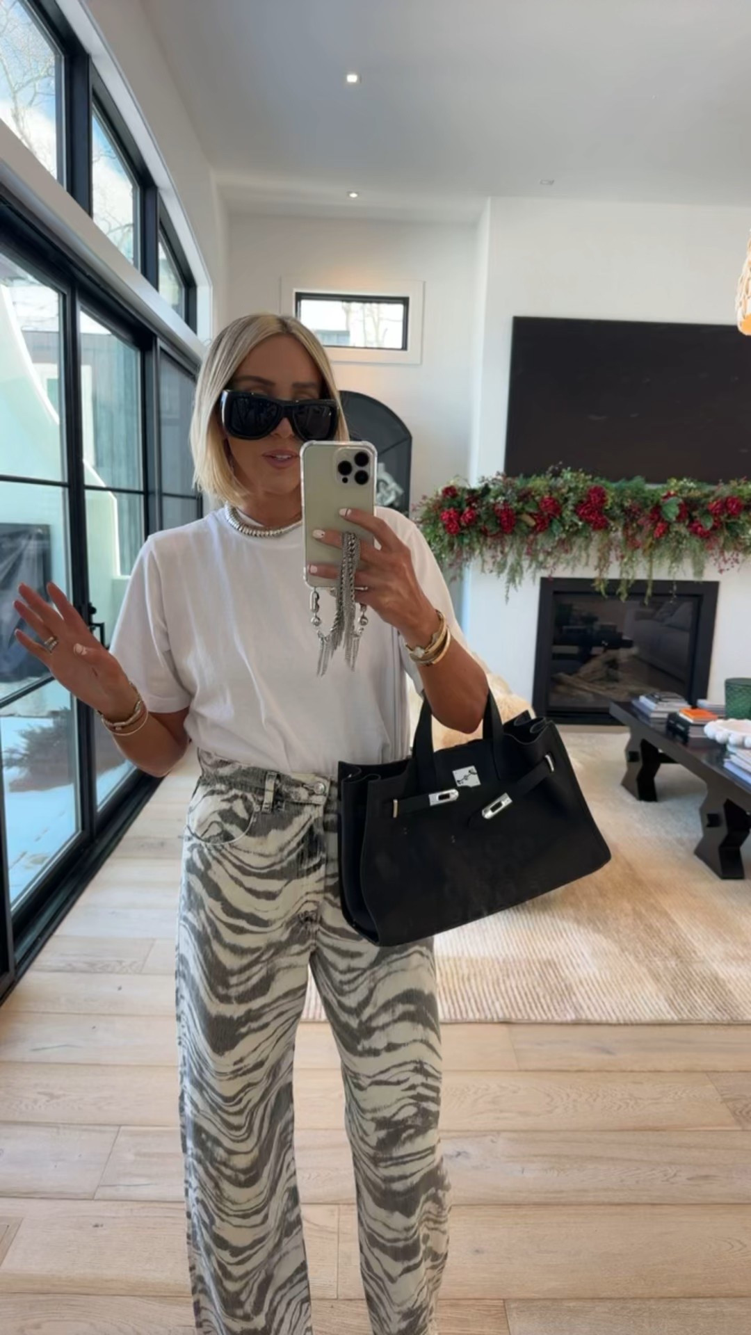 These pants are so cool! Did not disappoint.. plus so freakin comfortable.. I’m in a 27 for reference and medium in tee for oversized/less cropped look 
