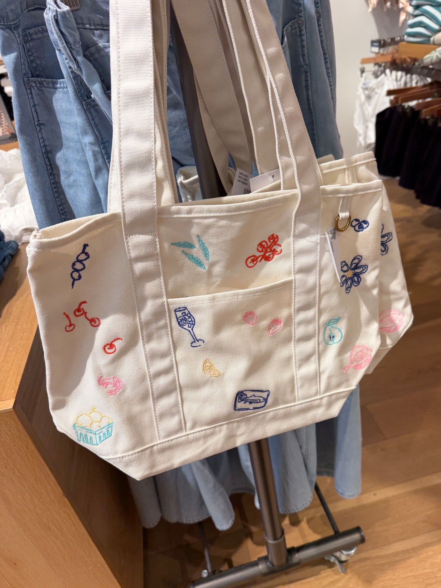 Tell me this isn’t the cutest tote bag you’ve ever seen! Found it at American Eagle! Perfect for a summer boat day ☀️⚓️🐟🐚

Tote bag, American Eagle tote, summer bag, beach bag 