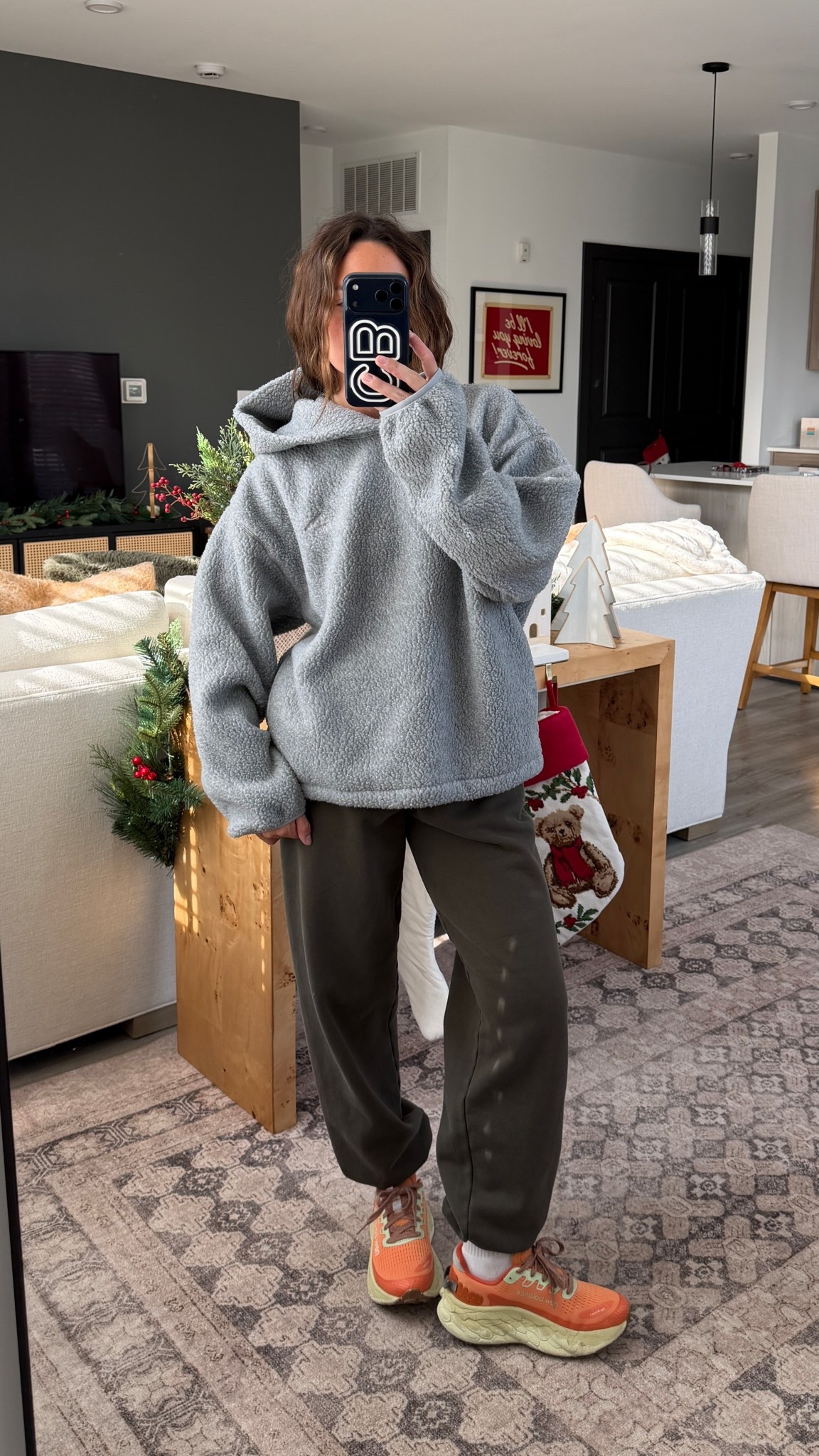 Small hoodie and sweatpants! Bottom color is vintage dark olive!

@aritzia #aritziapartner #ad