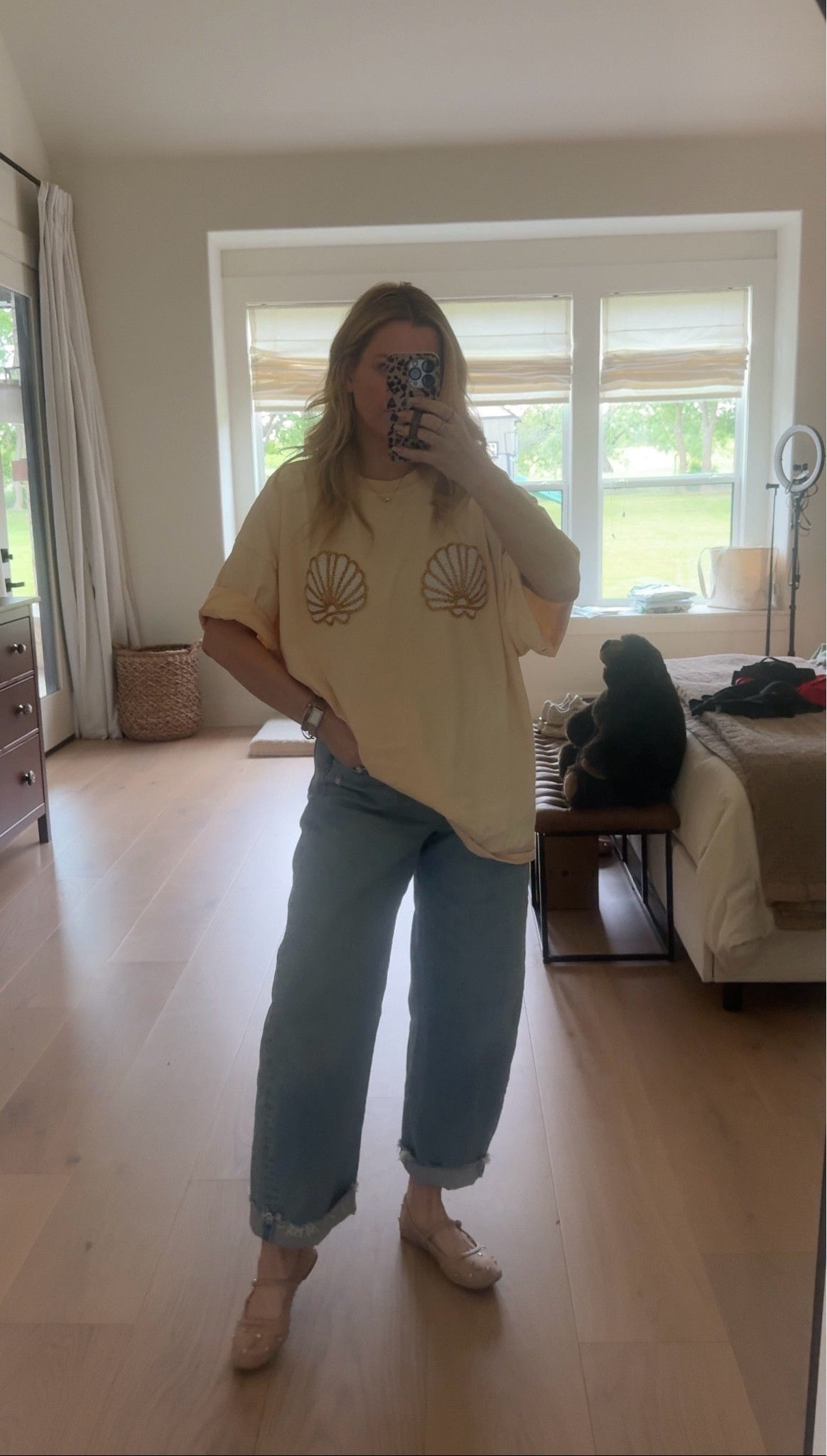 Oversize tee + barrel jeans = simple cool girl outfit combo. Tee is super oversized, size down 1-2 sizes. In S, prob needed XS

#freepeople #barreljeans #cool #easyoutfit #momstyle #abercrombie #meshshoes #simplestyle