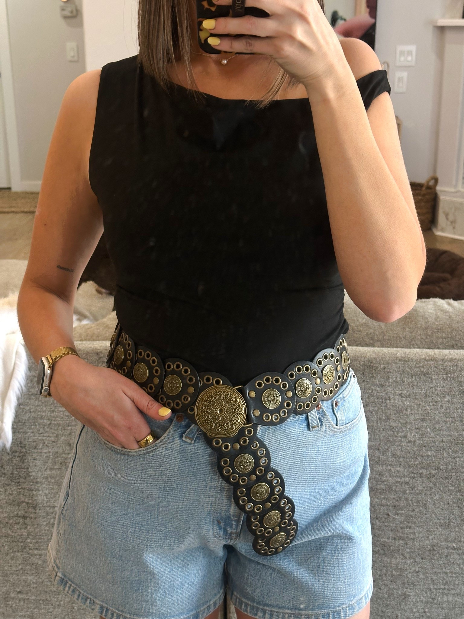 This top + this belt is the perfect combo for any country concert 🎶🖤 

Top details: color black, wearing a size small in the top — 5’5” & about 130 lbs. 
Belt details: color black (bronze buckle), wearing to fit waist below 40” 
Abercrombie shorts: wearing a size 27



#LTKFindsUnder50 #LTKSeasonal #LTKStyleTip