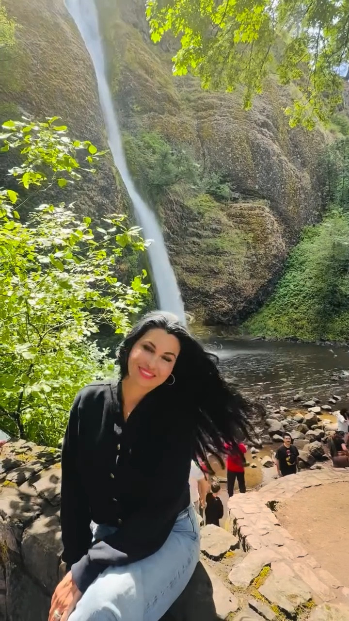 The Colombia River Scenic Route in Oregon abounds with stunning natural beauty.🌲

Explore an array of waterfalls, hiking trails, river rafting, berry stands, wild Salmon, wildflower fields, and fun places to eat.🌲🍒🫐

Look cute and feel comfy in a white shirt and jeans. 🤍

#marneystidbits #blacktop #widelegjeans #highrisewidelegjeans #darkwashdenim 

#LTKootd #LTKTravel #LTKSaleAlert