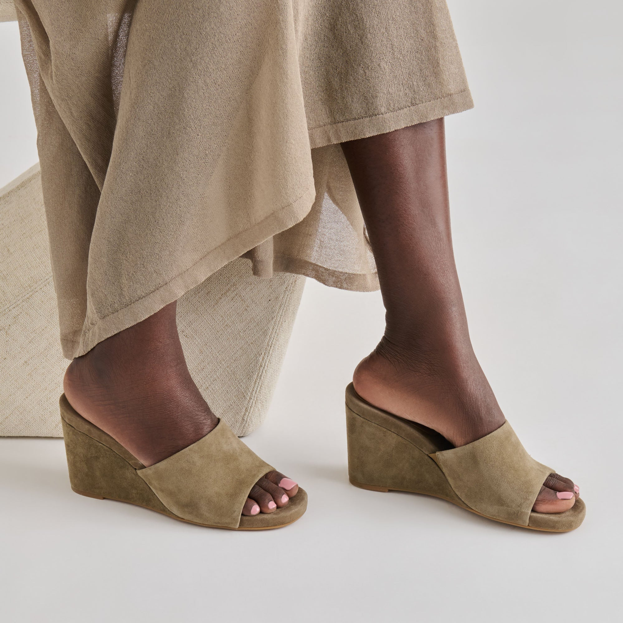 Holta Wedges Olive Suede | DolceVita.com