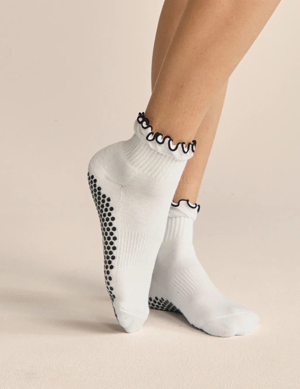 The Tipped Ruffle Grip Sock | LUCKY HONEY