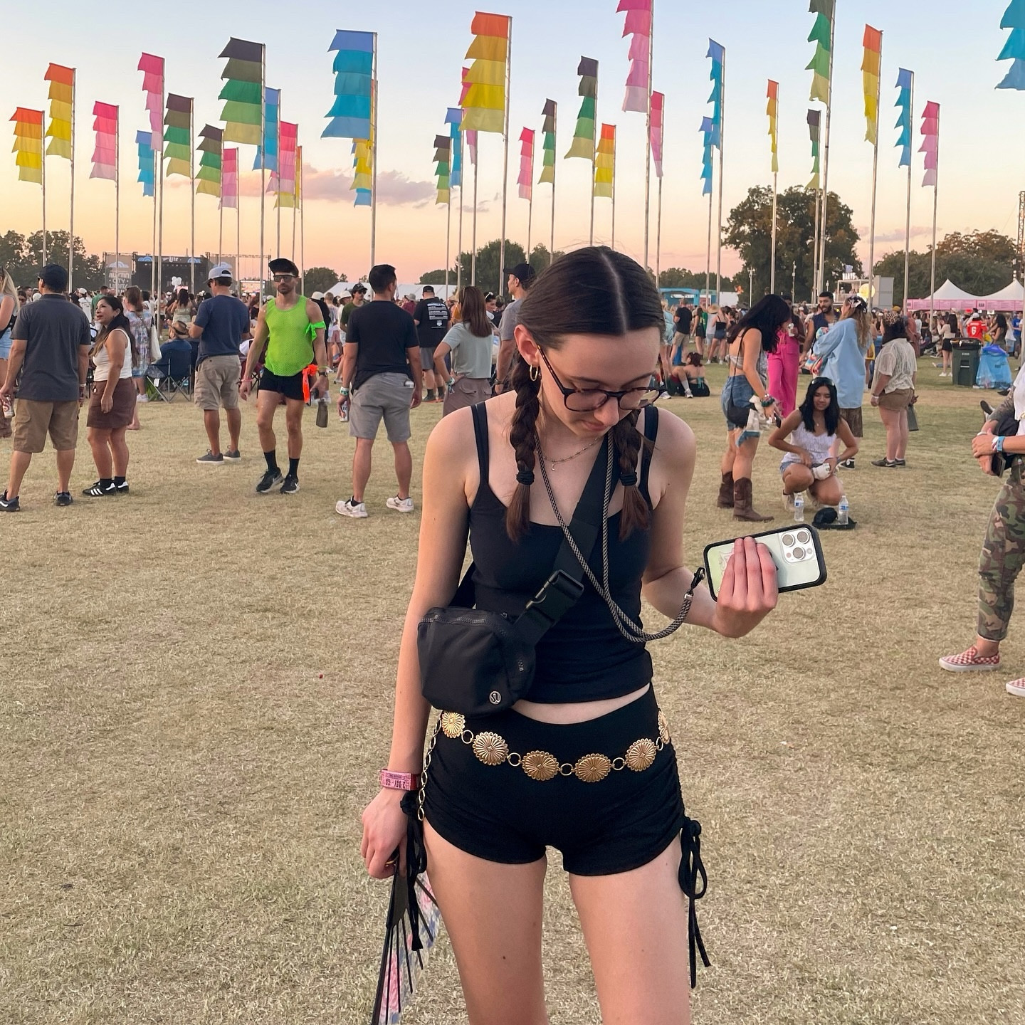 tank top: hollister from like a decade ago lmao
shorts: edikted
belt: urban outfitters
shoes: nike