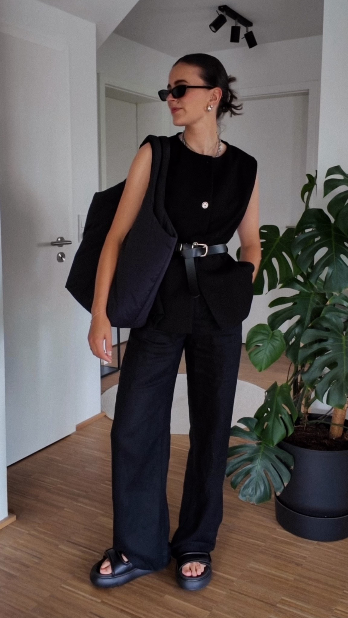 All Black im Sommer? Yes please! 🖤
Leichte Stoffe wie Leinen + lockere Schnitte machen’s möglich – die oversized Weste ist (wer hätte es gedacht)  mein favorite piece in der Kombi ❤️‍🔥 

#LTKstyletip #LTKdeutschland #LTKworkwear