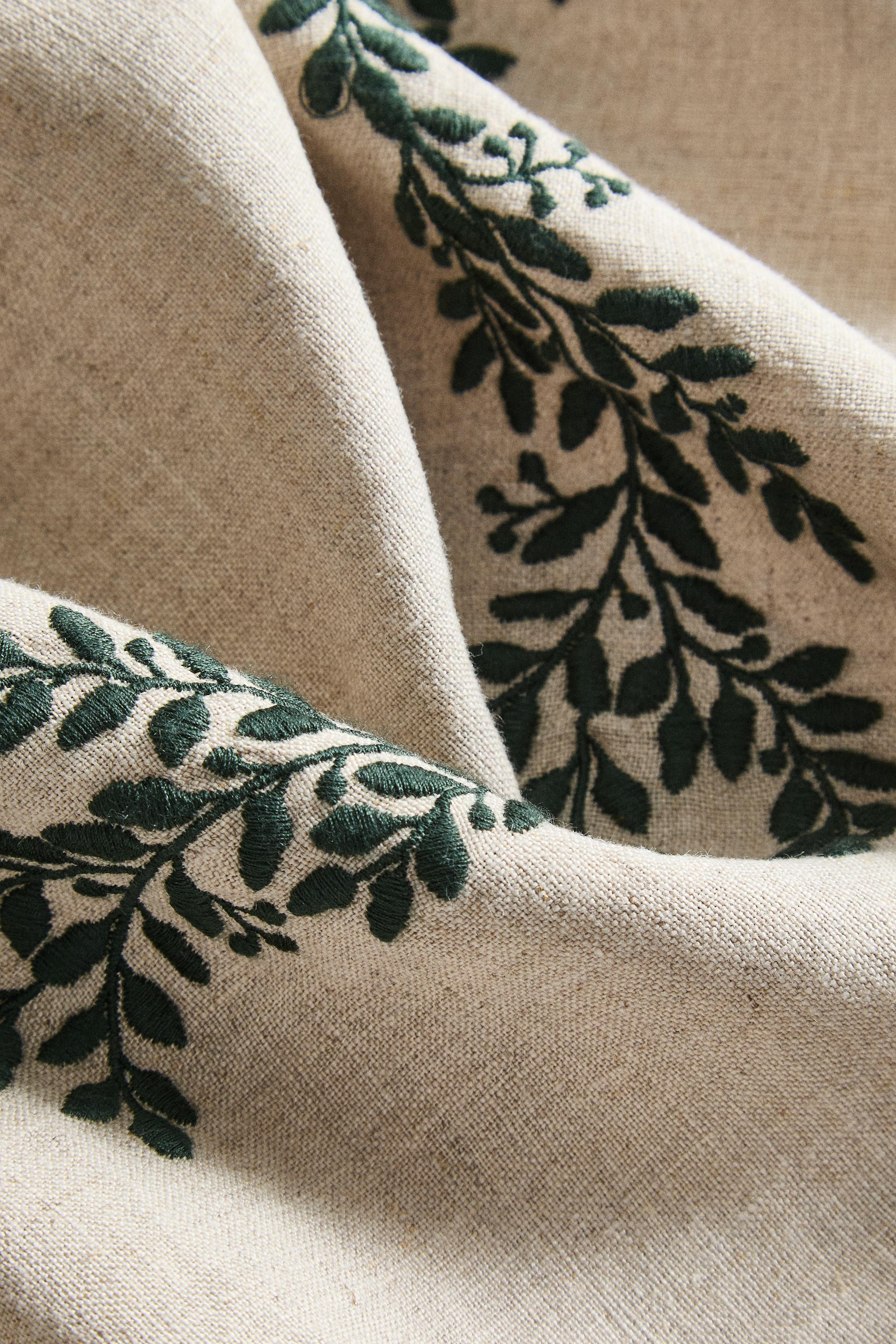 LINEN TABLECLOTH WITH GREEN LEAVES CHRISTMAS | Zara US