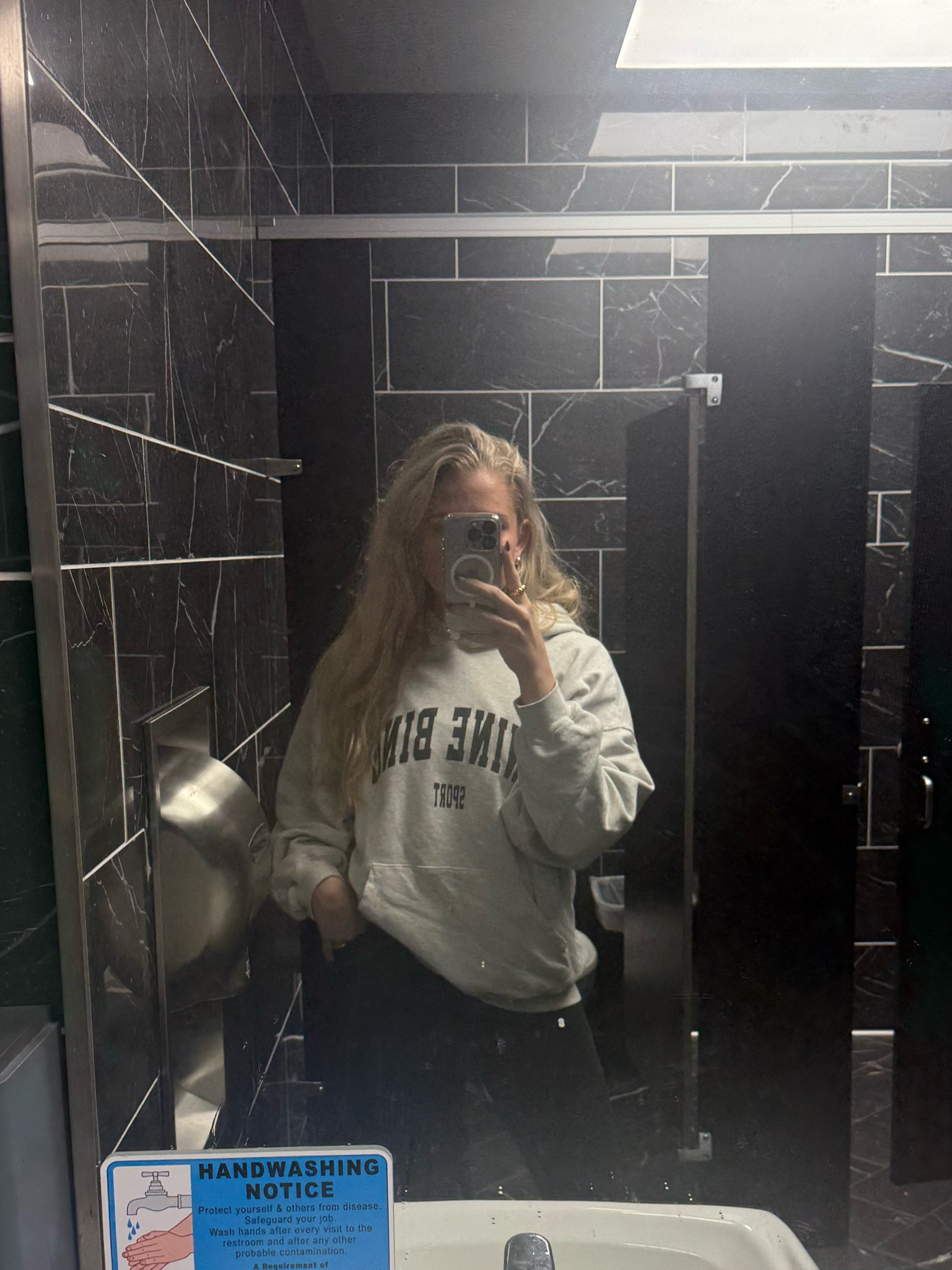 My go to sweatshirt for a roadtrip or the airport! 
Anine Bing sale is on today too! 
Wearing a size small & runs large! 