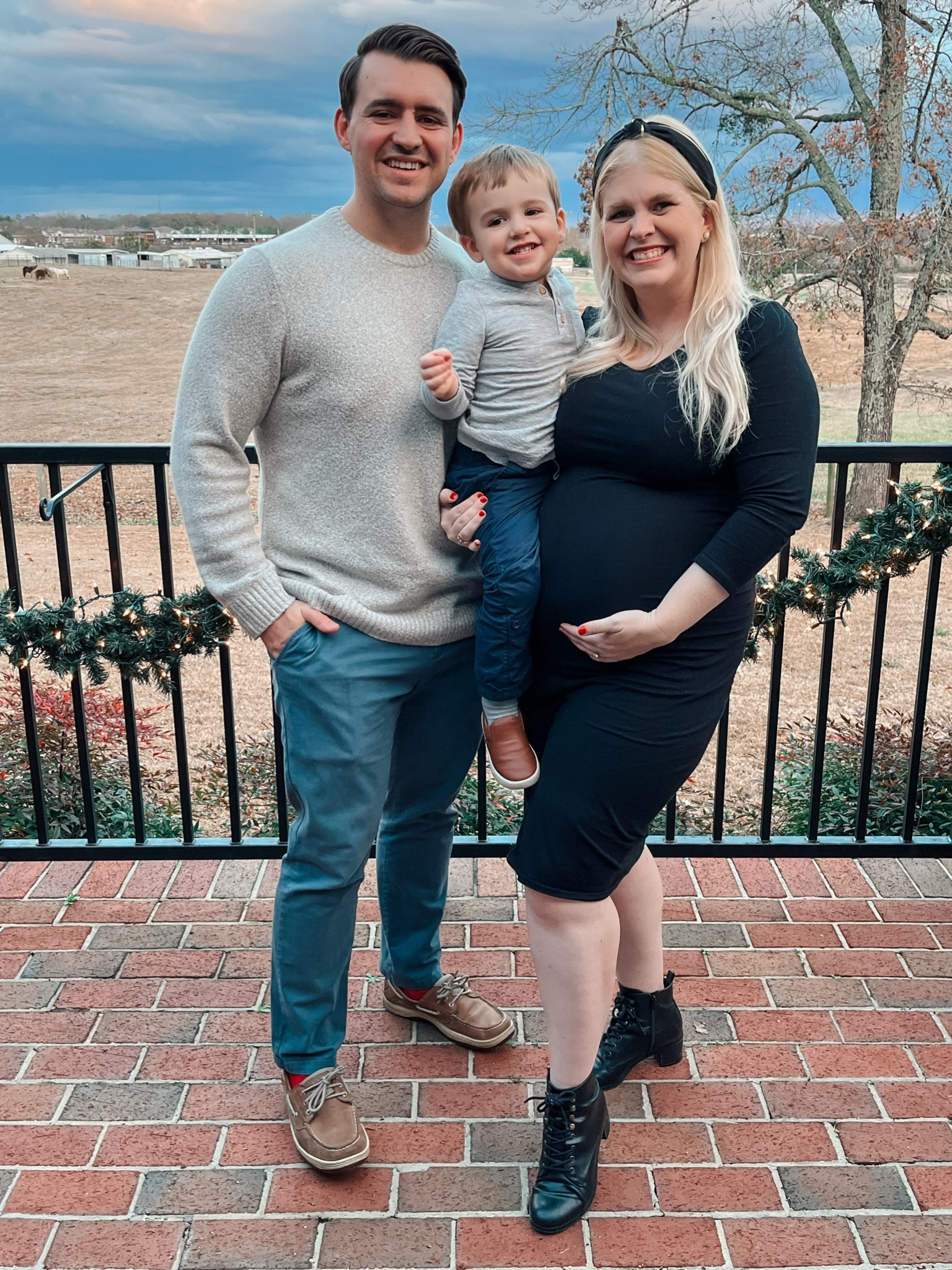 Super flattering Maternity dress that I am going to wear on repeat the next few months! 

#LTKbump #LTKworkwear #LTKfindsunder50