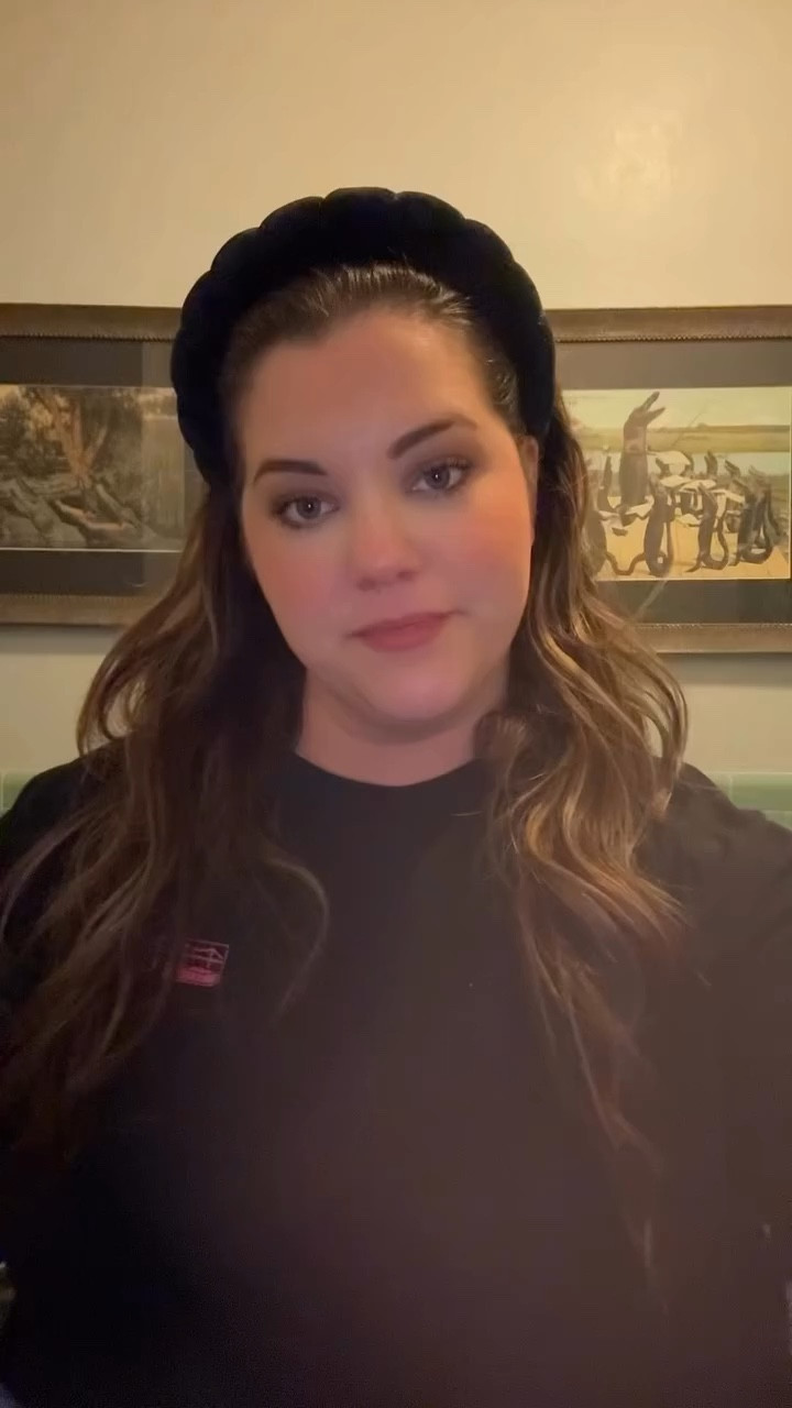 Keeping my oral health resolution in check with @mysmile I love the 2-minute timer! It helps me make sure I’m getting a good clean overall and I have seen a huge difference in the whiteness of my teeth the past 5 weeks! @mysmileusa 
You can find these products linked in my LTK! #ad #toothbrush #dailyroutine #oralhealth #oralcare