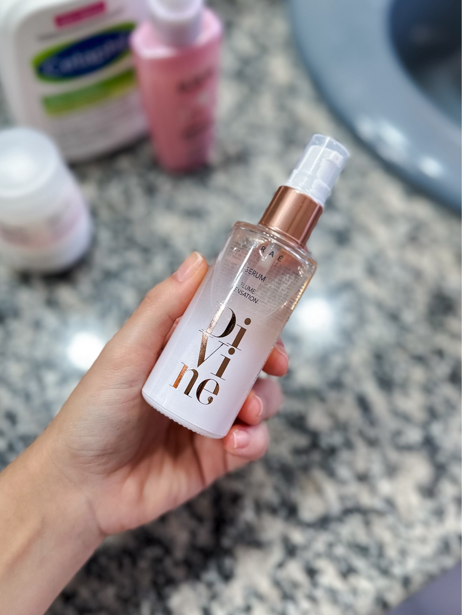 Praticamente um perfume em textura de Sérum! 🥹🩷✨ O finalizador Divine reduz o frizz instantaneamente, sela as pontas duplas, e a textura ultraleve deixa o cabelo soltinho, é muito macio (parece uma pluma mesmo 🥹). 

🏷️ Use o cupom ERIKA10 no site da Braé 🤍🎀✨

#haircare #hair #oleofinalizador 

#LTKbrasil #LTKbeauty #LTKsalealert