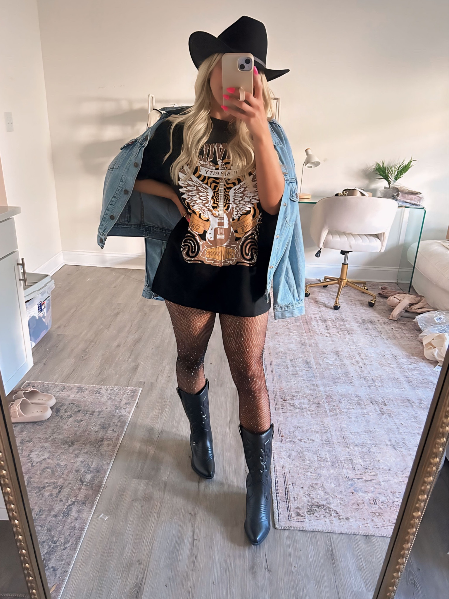 Nashville country concert rodeo outfit 

Size M in jacket + tee 