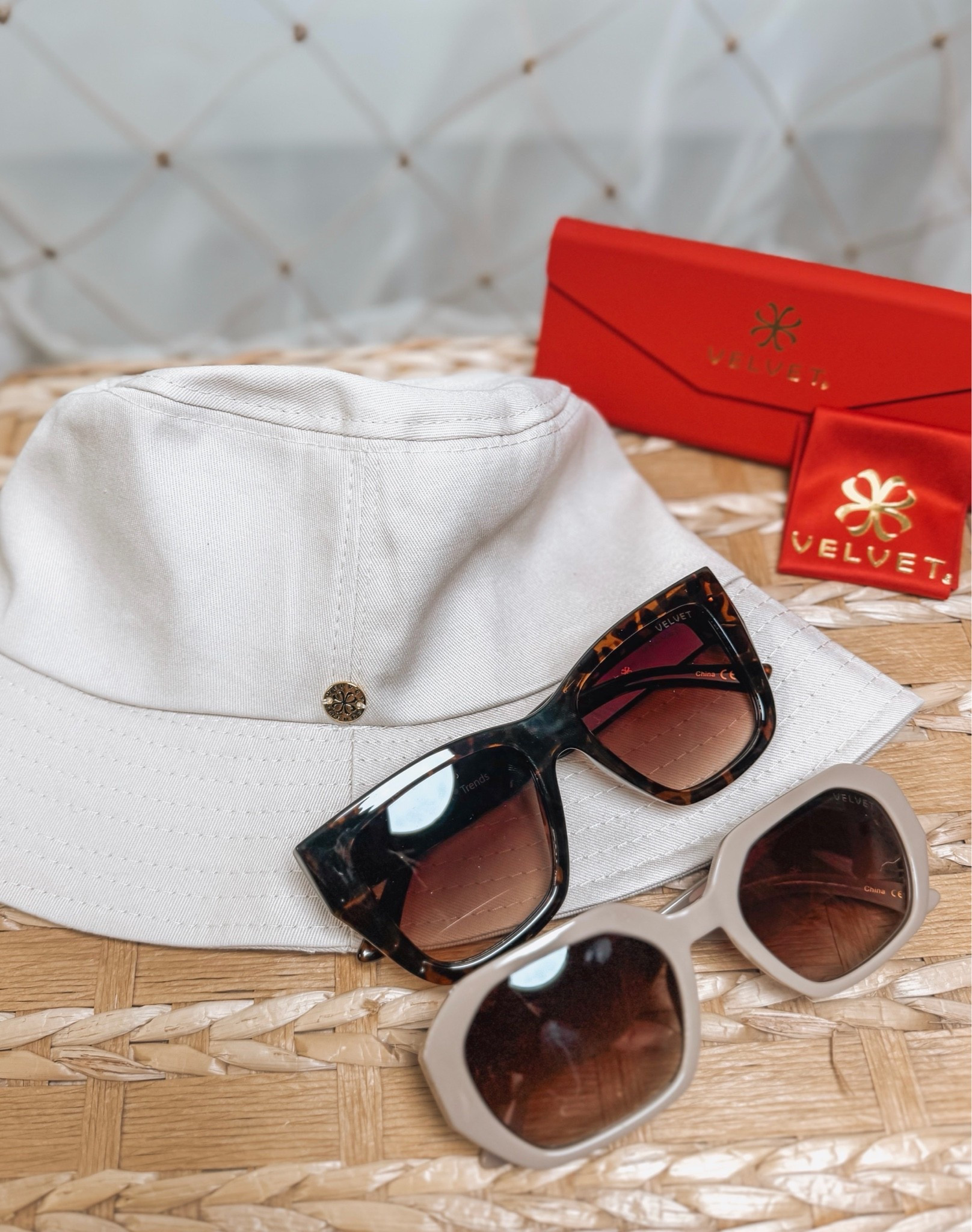 Current obsession: neutral summer essentials 🤍 

Ready for the sun thanks to @velveteyewear  ✨

Consider me fully prepared for summer mode 🌊