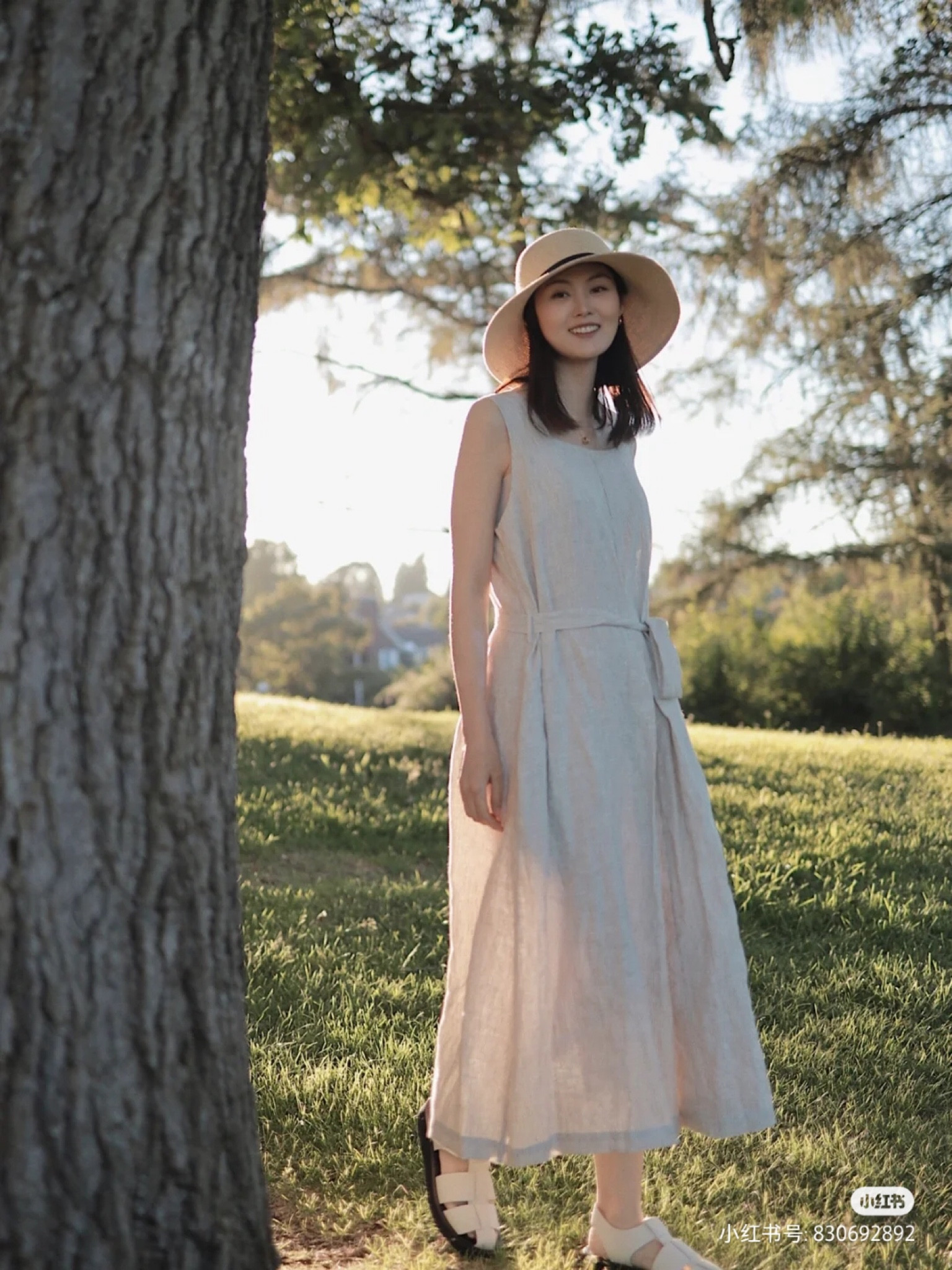 161/94 可以穿十年的裙子 低饱和亚麻裙

#笔记灵感 #低饱和度色系
◽️夏天太适合穿亚麻了
超级透气凉快！
低饱和度的颜色+淡淡的条纹
爱了爱了～

◽️宽松的腰身好舒服
长度也蛮合适

◽️戴个草帽 提个草编包
自由的感觉就是这样吧

-
👗Lenina
👜Dragon diffusion
👒 某bao
👡The row
-

#LTKchina #LTKasia

#LTKstyletip #LTKSeasonal