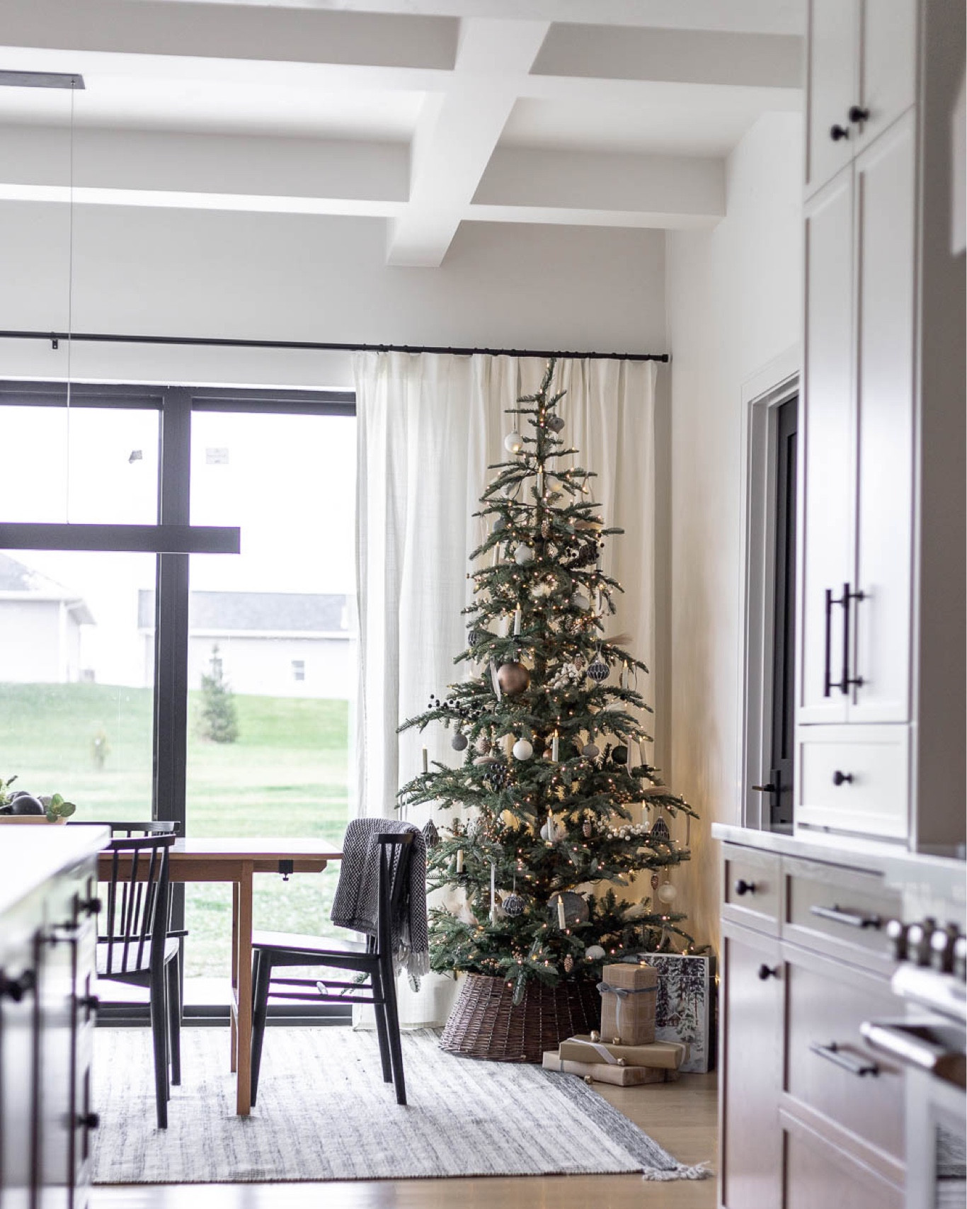 I have this weird thing where I’ve never really liked tree toppers. Anyone else?? I think it looks more natural without them. 💁🏻‍♀️ 
.
#christmastree #christmasdecorations #diningroomdesign #cofferedceiling #openfloorplan #christmastreedecor #diyer #moderndecor #interiors #showemyourstyled  #smmakelifebeautiful #aabhome #ispyraddesign #currenthomeview #ispymoderndiy #myhousebeautiful #howwedwell #diyhomedecor #

#LTKHoliday #LTKSeasonal #LTKhome