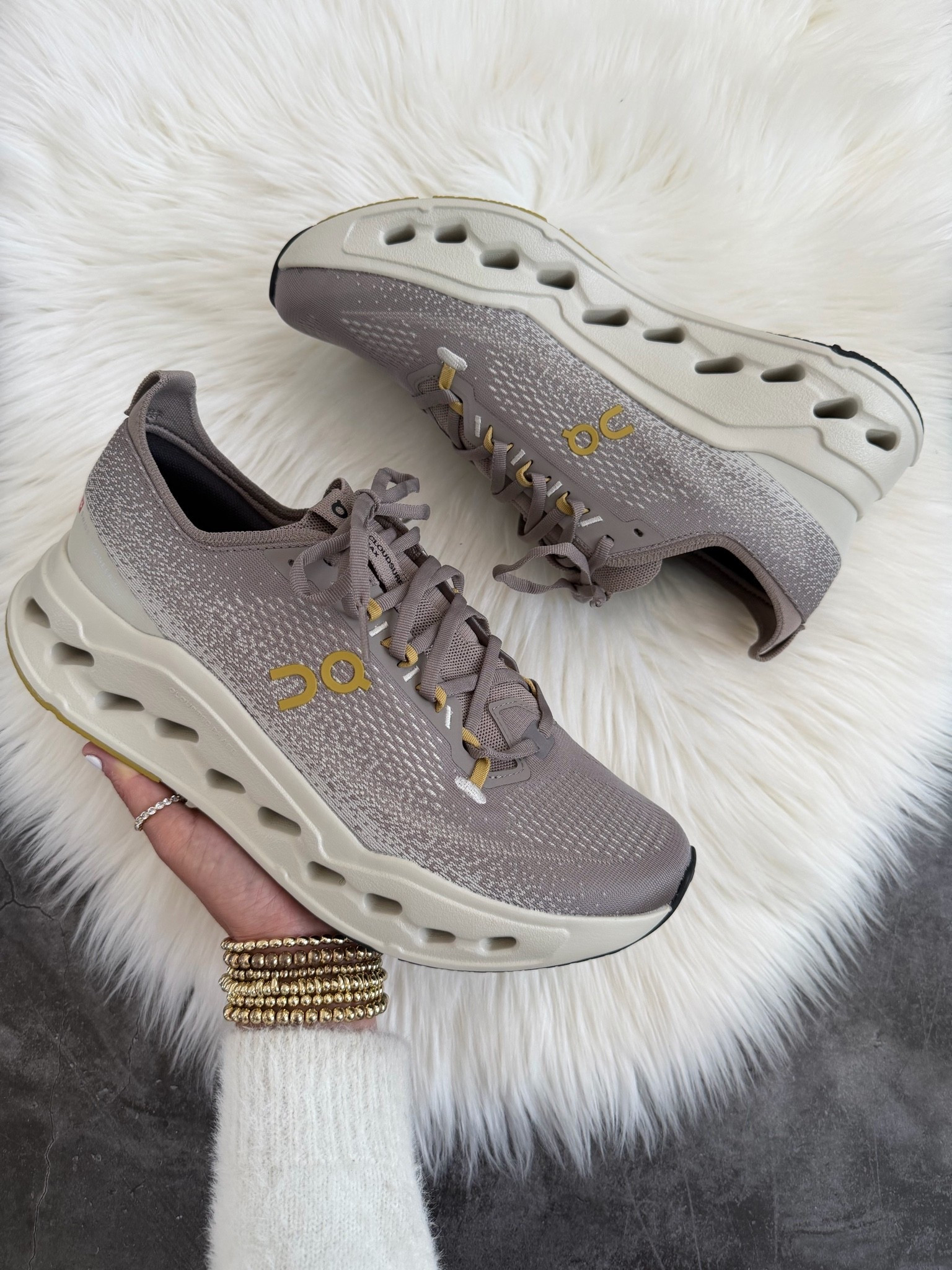 Cloudsurfer Max Running Sneaker
Runs true to size but if you’re in between sizes order 1/2 size up