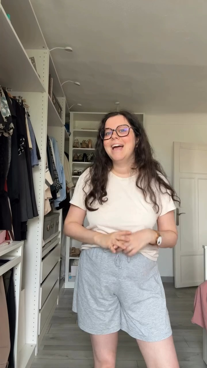 J’ai vu passer une jupe réalisée avec deux chemises… il fallait évidemment que je teste ça pour un #defimodeclaire 
La version originale est signée Moschino. Je te propose une alternative beaucoup plus accessible à réaliser avec ce que tu as peut-être déjà dans ton dressing.

Alors, défi réussi ou raté ?

#LTKworkwear #LTKstyletip #LTKmodest