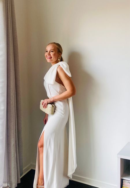 A dream dress! Calling all brides 🥰 I love this gorgeous dress for any bridal moments. This would be stunning for a chic engagement photoshoot, court house wedding, rehearsal dinner dress etc I love the dramatic cape off one shoulder 🙌🏻 


Bridal outfits 
White dress
Anthropologie outfits 
Rehearsal dinner dress
Wedding outfit
Wedding dress 

#LTKSeasonal #LTKwedding