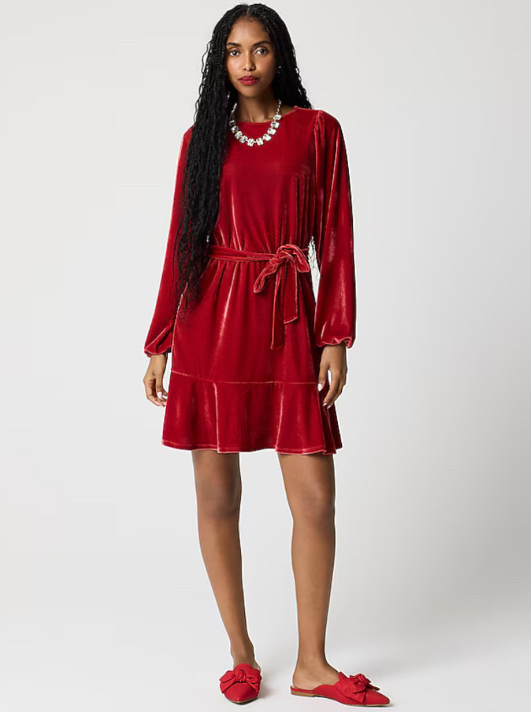 ON SALE - a velvet dress is always an easy, classic look. And this dress is not tight fitting either, also comes in black. 


#holidayparty #velvetdress #salefinds #jcrewfactory #jcrewsale #reddress #holidaydress 

#LTKSaleAlert #LTKHoliday #LTKOver40