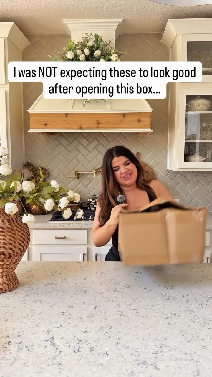 Comment Flowers for links! I was NOT expecting these to look this good after opening that box… 🤯

but wait until you see them styled outside…

no one believes these are fake 🌿

these are the viral Amazon outdoor florals that keep selling out every year and I finally understand WHY

they look real, hold up outside, and instantly make your porch feel high-end