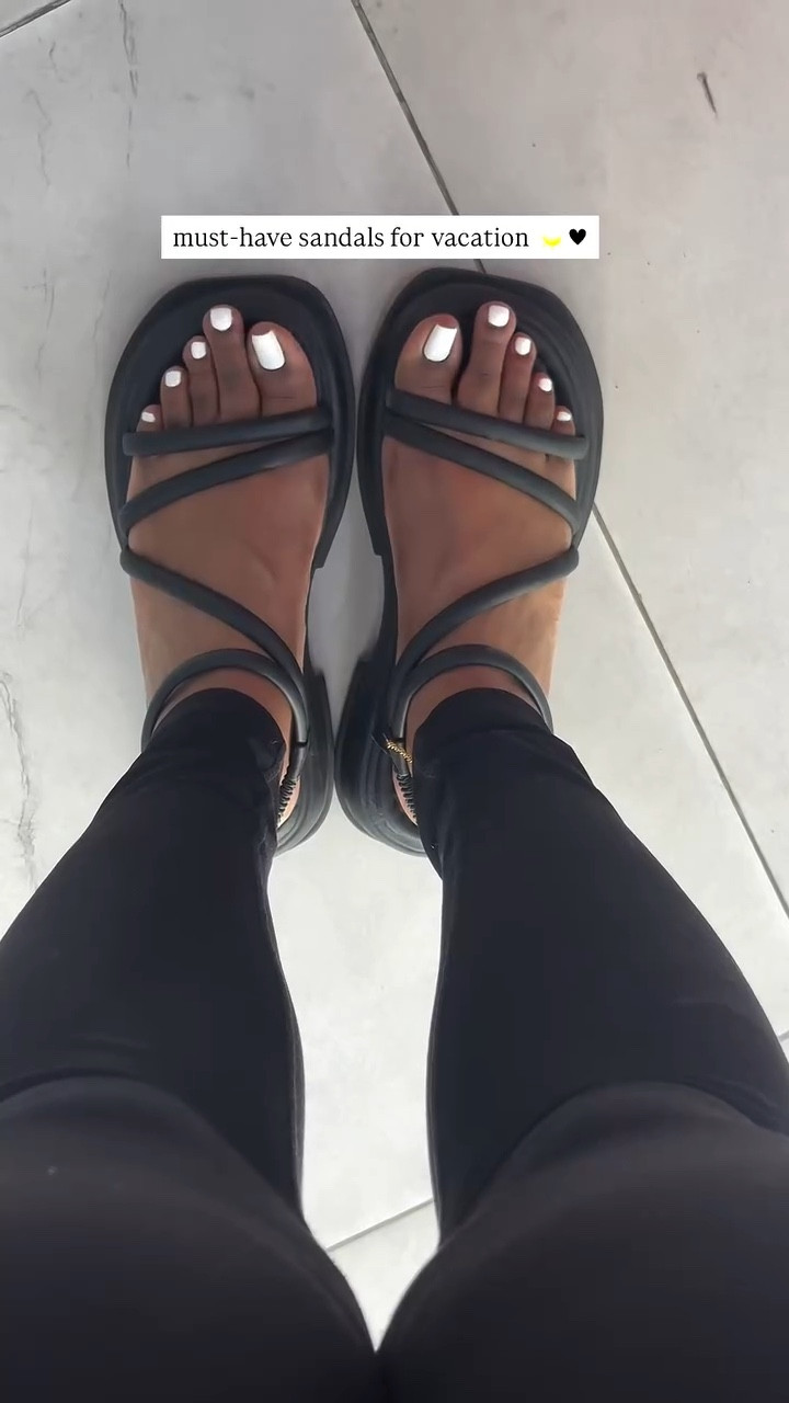must-have sandals for vacation ☀️🖤 | super thick & comfy!

#LTKtravel #LTKcanada #LTKstyletip
