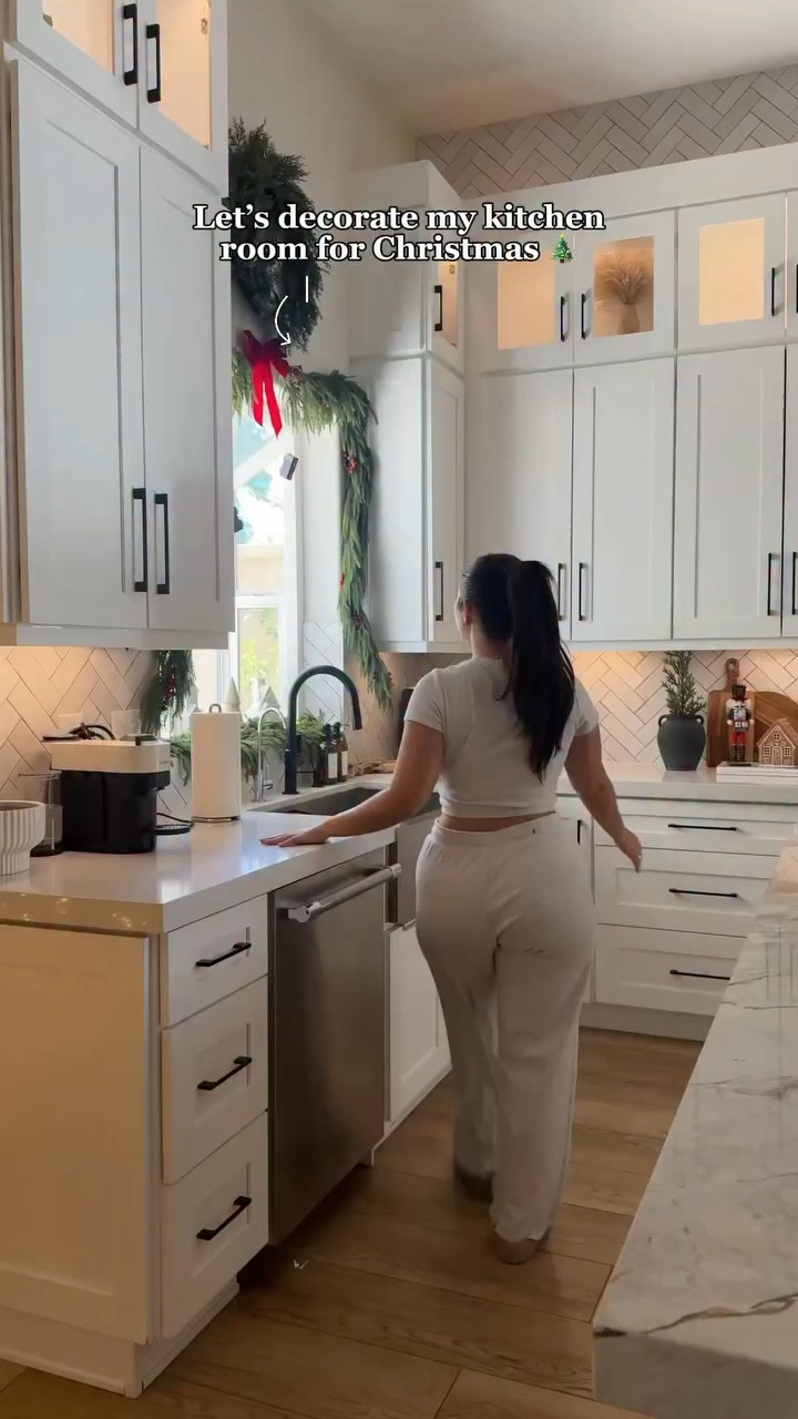 I love me a pottery barn holiday decor inspo but on a budget 🤭 Welcome back to my Holiday home diaries part 3! Decorating my kitchen today!! 🎄

#christmasdecor #christmasdecorating #christmasdecorations #ralphlaurenchristmas #christmastree

#LTKHoliday #LTKGiftGuide #LTKHome