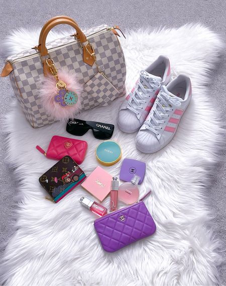 Today’s #bagoftheday and a little “What’s in my bag!” Wearing the LV speedy 30 in Damier azur with my favorite pink Adidas superstars! The gucci bronzer is my all time favorite! I have it shade 03. Such a beautiful and seamless bronzer!  I hope everyone has a blessed day! #LTKbeauty #LTKfindsunder100

#LTKGiftGuide