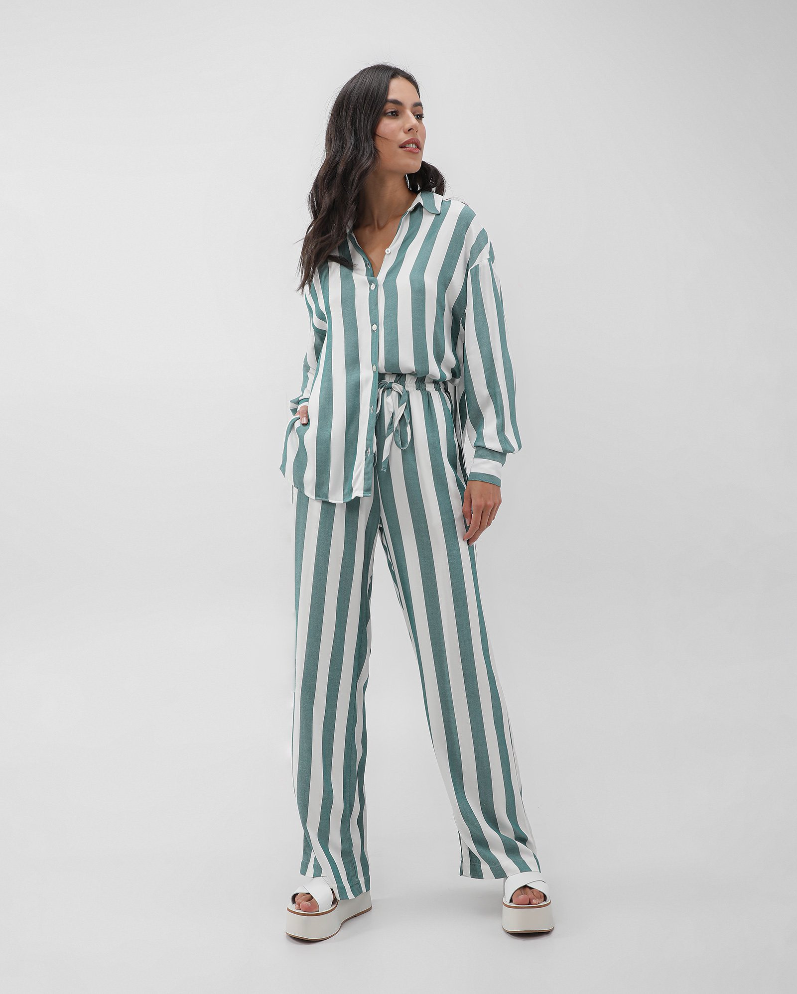 Calça feminina pantalona com amarração listrada verde | AK by Riachuelo | Riachuelo (BR)