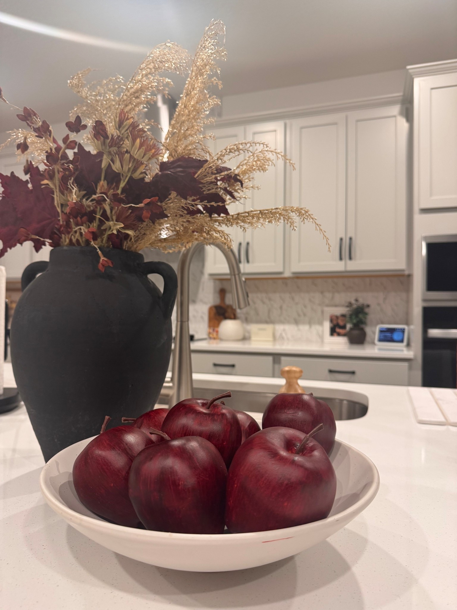 Adding dark red colors to the kitchen for the fall effect 👀🤎🍂

#fallkitchen #falldecor #redapples 