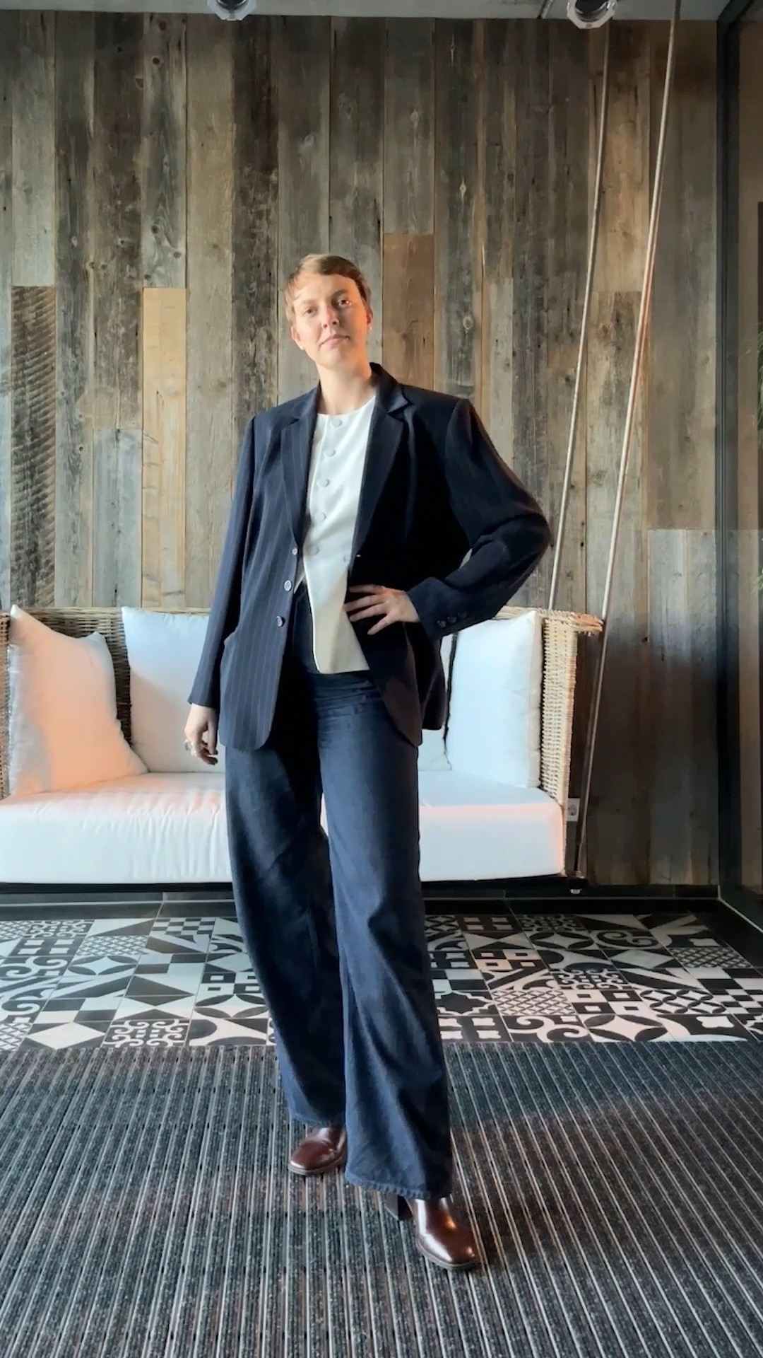 Navi, pinstripe, and a cute vest 💙🤍
#denim #officewear #officelook

#LTKeurope #LTKjeans #LTKdeutschland