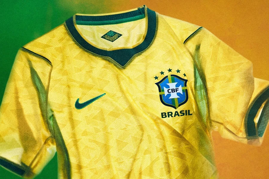 A camisa do do time Brasil na Copa do Mundo 2026 são da gigante esportiva Nike. Houve uma polêmica com o termo “Vai, Braza” que está inscrito dentro da camiseta e nas meias, porém a verdade é que mesmo sem sentido ele nem aparece muito. Na real, o tom de amarelo do uniforme oficial dessa edição está sem graça mesmo, muito apagado, e não brilha como o ouro! A segunda camisa em azul e preto é muito mais interessante como opção de estilo. 

 #LTKbrasil #LTKfitness #LTKhomens