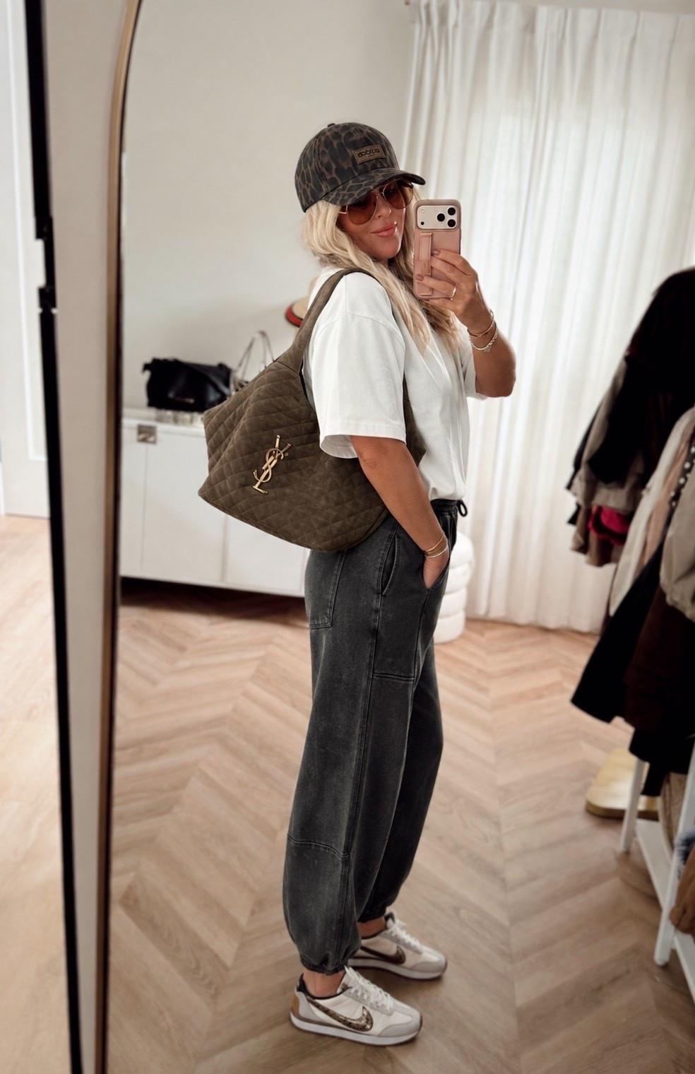 🍂🧡Comfy + a basic tee with all the good accessories to make it feel put together. And can we talk about the leopard Adidas hat + Nike sneakers?! 👀 LOVE! 🏐




fall casual outfit, running errands outfit, casual fall style, women’s fall outfits 2026

#LTKootd #LTKActive #LTKSaleAlert