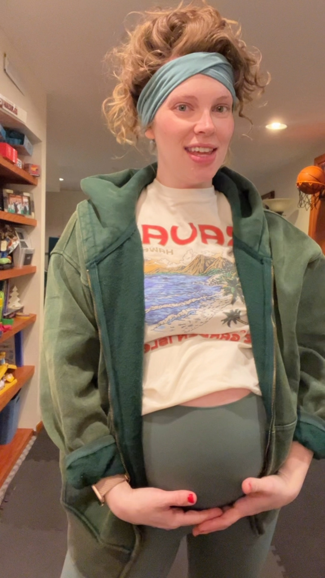 Workout fit of the day! The sweatshirt and leggings are both in Black Friday sale right now 😍😍😍 leggings are a medium and sweatshirt is a large! 