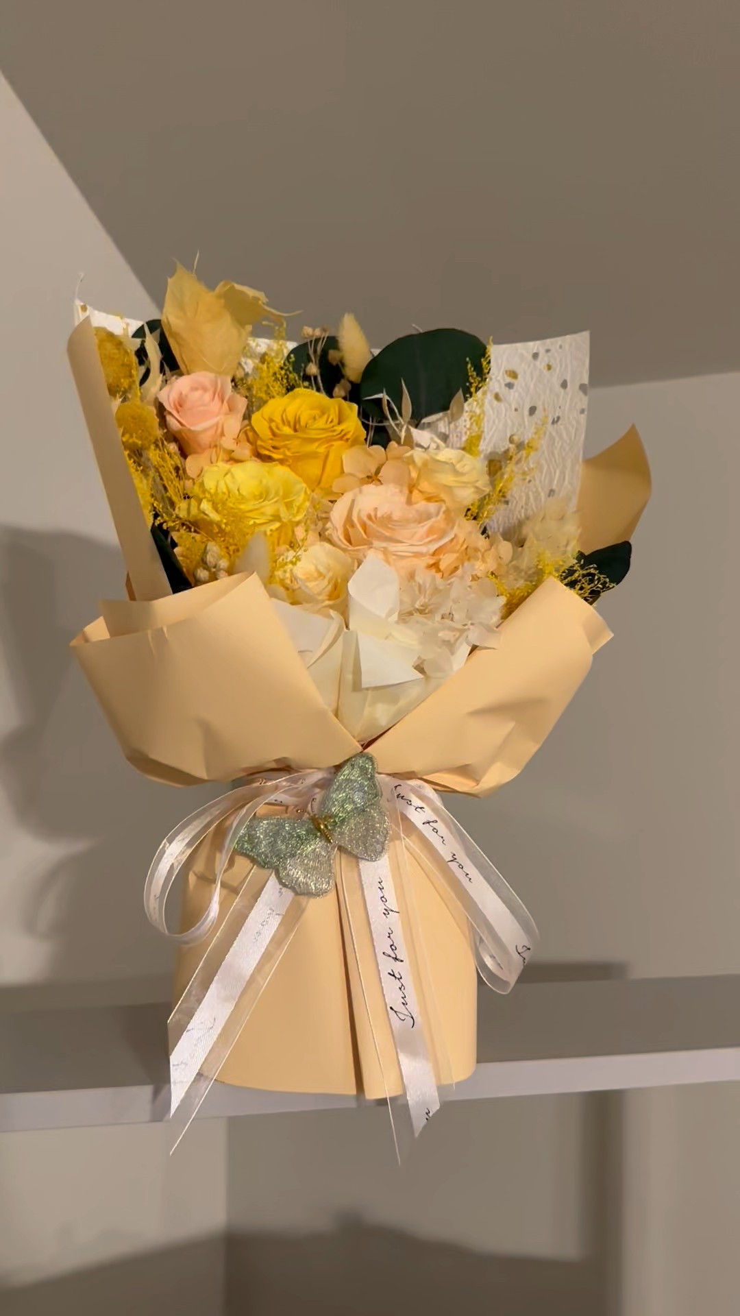 I used to spend so much money on weekly grocery store bouquets until I discovered the world of preserved florals. They are real flowers that have been treated to maintain their peak beauty for over a year!
How I style them:
1. Keep them out of direct sunlight to prevent fading.
2. No water needed (ever!).
3. Lightly dust with a hairdryer on a cool/low setting.
Everything is linked in my LTK shop! 🔗
#LifeHacks #HomeDecorHacks #PreservedRoses #ModernHome #LTKseasonal #AestheticHome

#LTKselfcare #LTKHome #LTKOver40