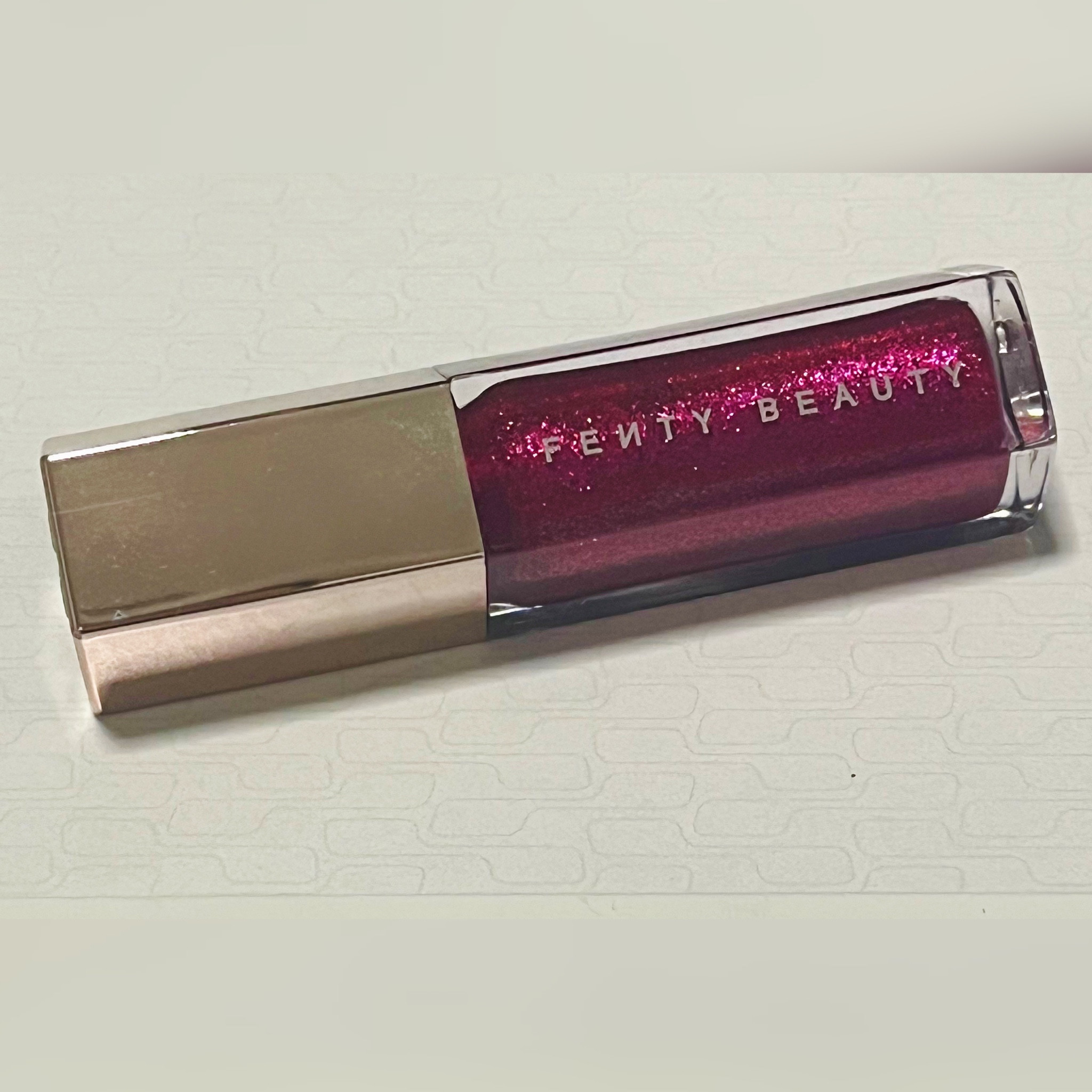 O gloss bomb da Fenty na cor fuchsia flex é um gloss labial que proporciona um brilho intenso e vibrante. A cor é um fuchsia bem vivo, com um toque de brilho dourado. Originalmente foi lançado no kit holiday 2022 e fez o maior sucesso, agora foi lançado individualmente. 
O gloss tem uma fórmula hidratante e não pegajosa, que deixa os lábios macios e confortáveis. Ele também tem um aroma delicioso de pêssego e baunilha. 
A cor é lindíssima, aposto que vai esgotar. Aproveitem para garantir logo!

#LTKbrasil
