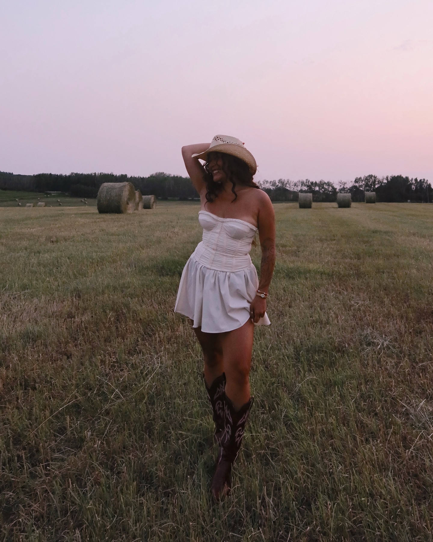 there she is 🌅💫🌾☁️🦋

boots are @dia.studios 🍒

#outfitideas #westernfashion #pinterestaesthetic #aesthetic #cowboyboots