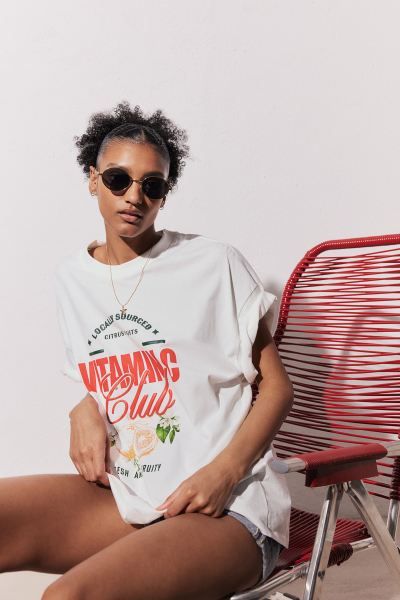 Oversized T-Shirt mit Motivdetail - Rundausschnitt - Kurzarm - Weiß/Vitamin C - Ladies | H&M DE | H&M (DE, AT, CH, NL, FI)