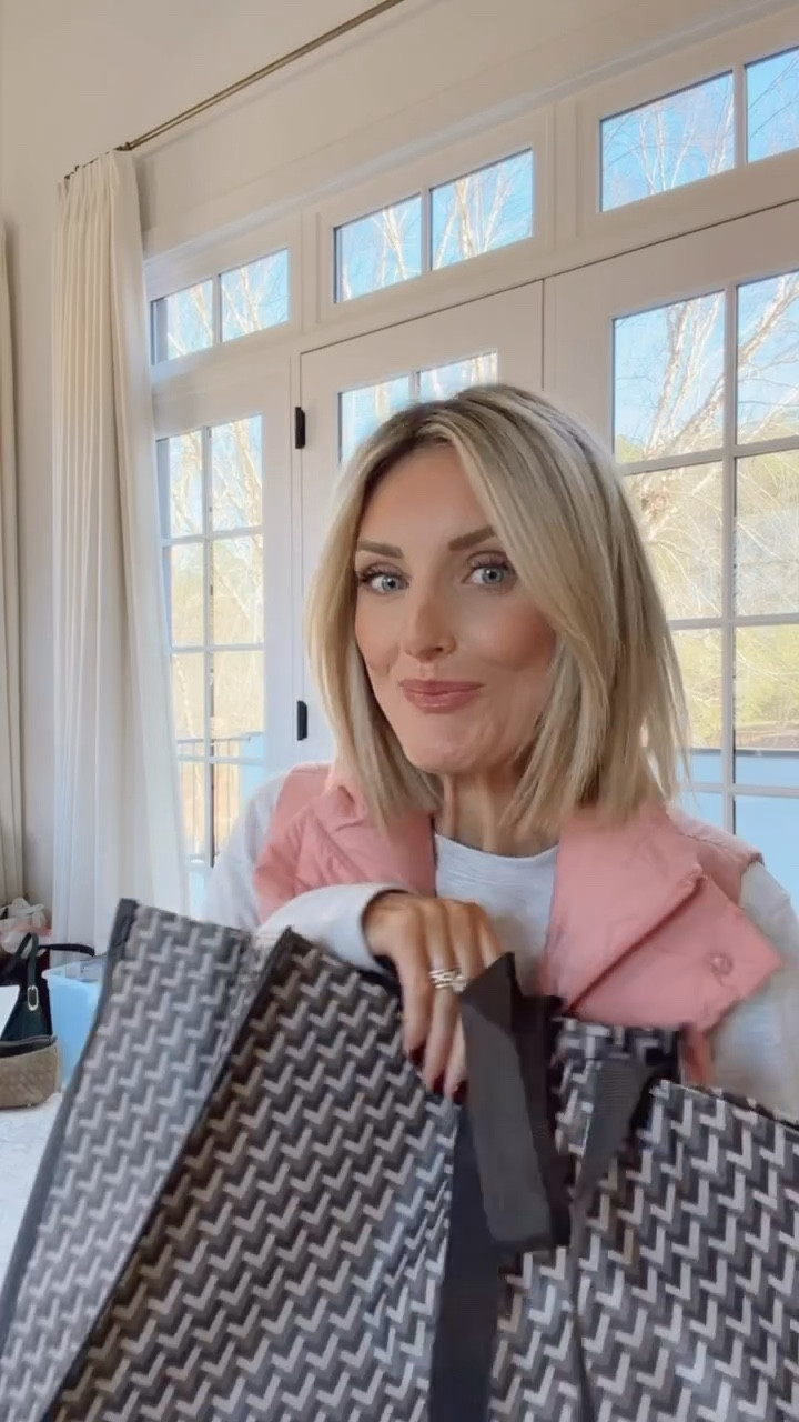 lululemon has so many great gift ideas & stocking stuffers anybody would love to receive this holiday season! These socks are my favorite to work out in! They’d make a great stocking stuffer for her! This sparkly pouch is also a perfect gift for a little girl! @lululemon #lululemoncreator #ad

Loverly Grey, lululemon, gift guide, gift ideas, stocking stuffers, women’s socks

#LTKHoliday #LTKKids #LTKGiftGuide