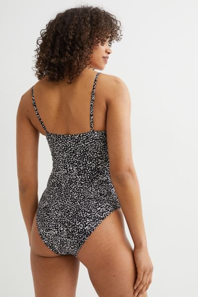 Conscious choiceDurchgehend gefütterter, gemusterter Badeanzug mit V-Ausschnitt, schmalen verste... | H&M (DE, AT, CH, NL, FI)
