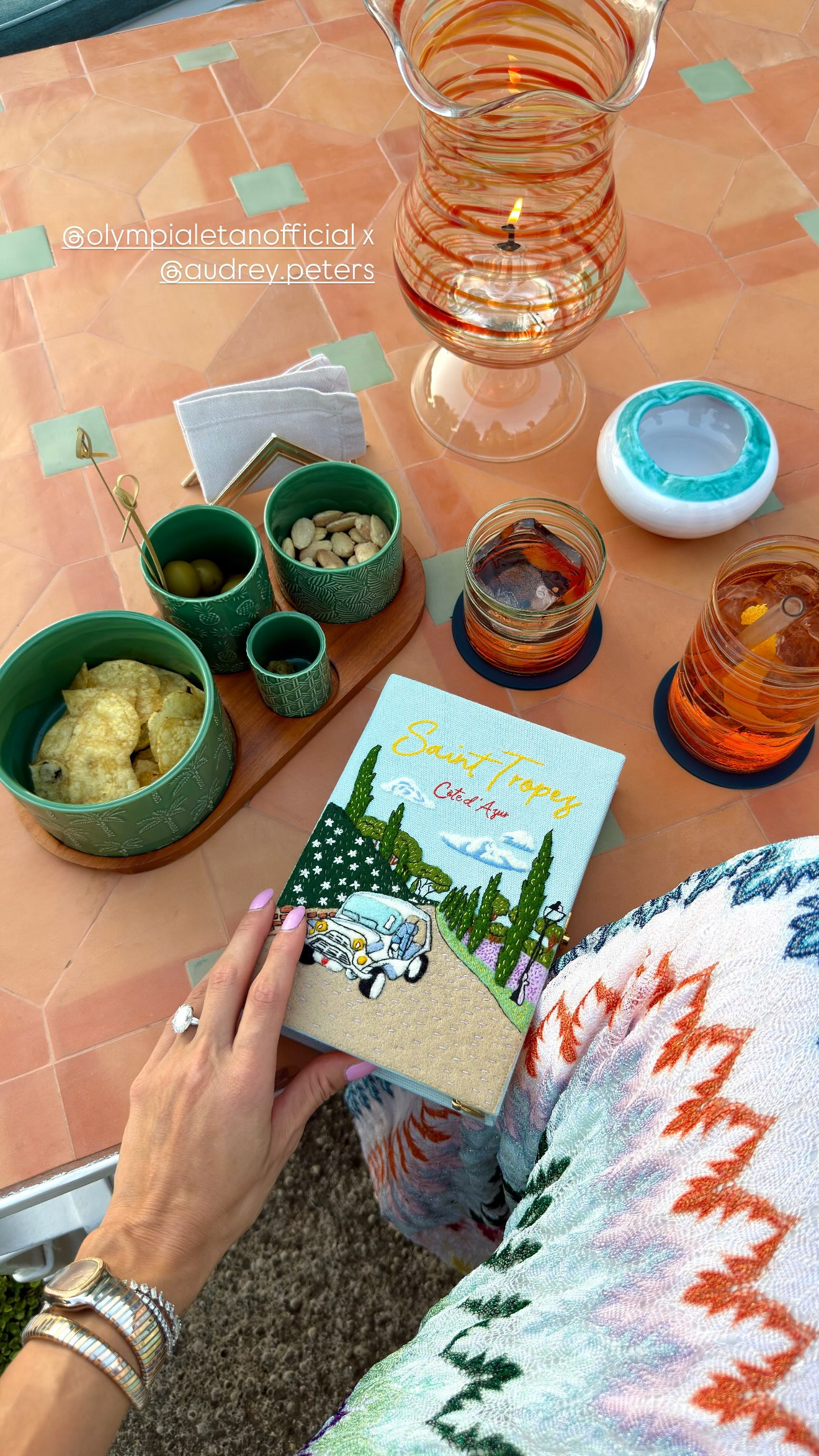 Current obsession: book clutches 

 