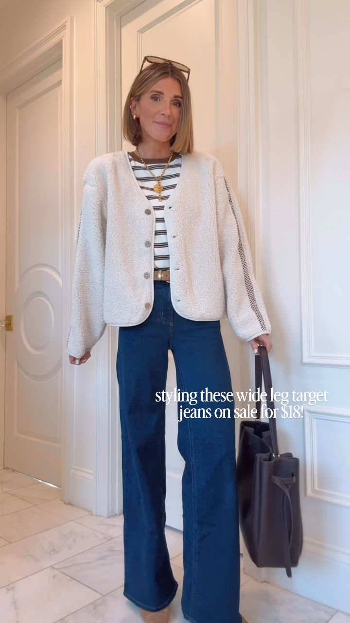 These wide leg @Target jeans are only $18 right now! So many ways to style them for fall. I’m 5’7 wearing size 2, runs tts.