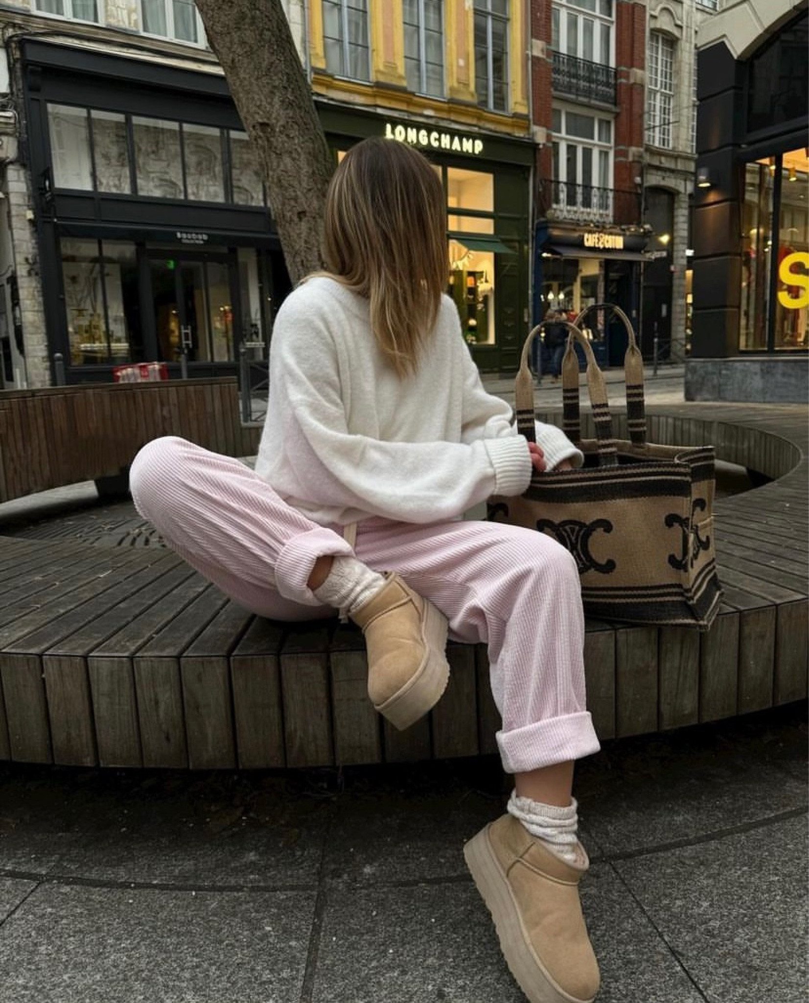 Winter LOOK
Ensemble American vintage 
Ugg 
Cabas Céline 

#LTKitbag #LTKeurope #LTKSeasonal