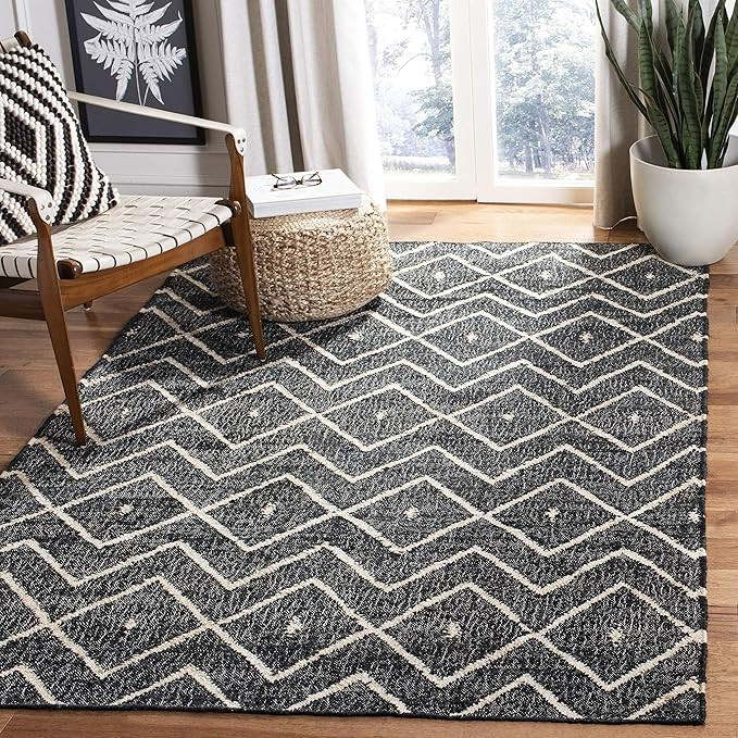 SAFAVIEH Kilim Collection 4' x 6' KLM750H Charcoal and Natural Premium Wool Area Rug | Amazon (US)