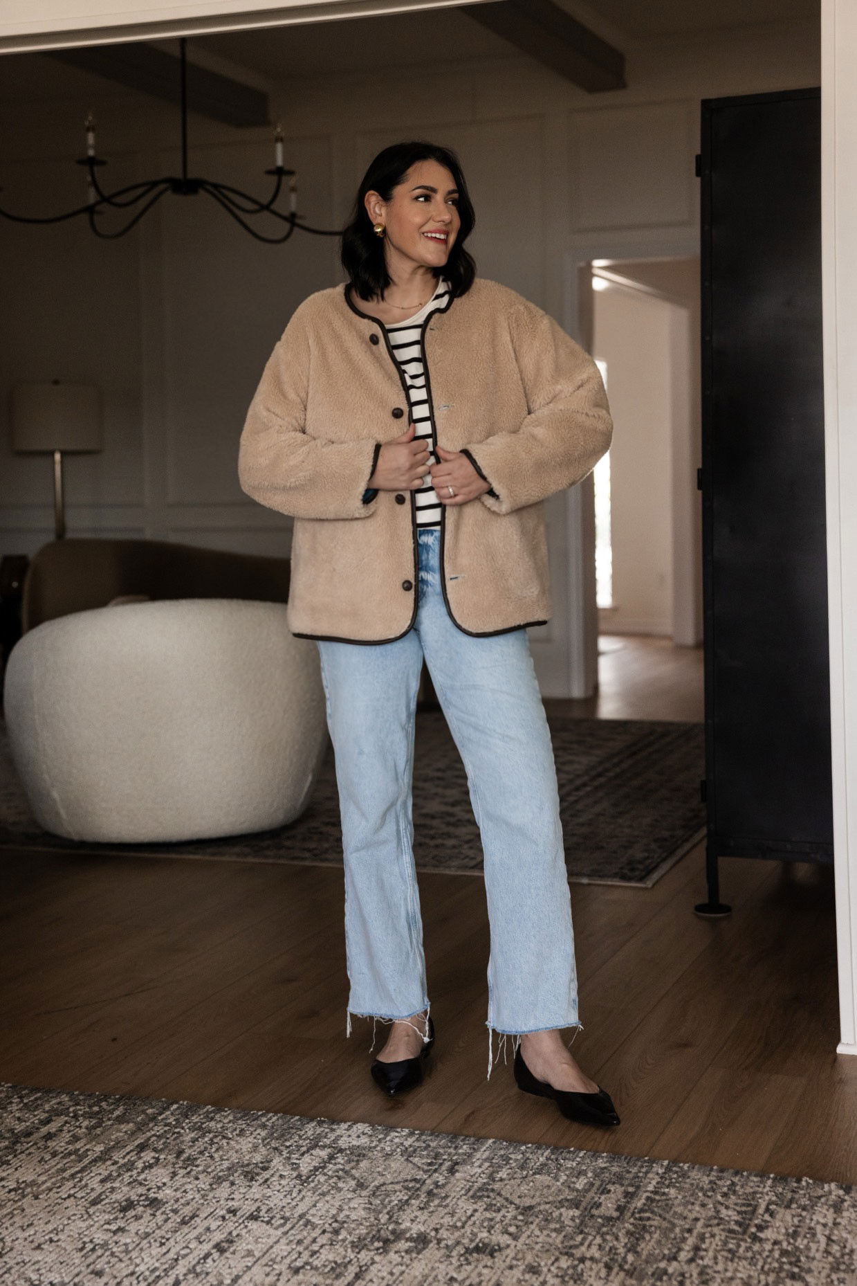 Swipe to see the jacket reverse! I love, love this jacket. I rented it from Nuuly but didn't end up keeping it (full review on my blog!) If you are looking for a very versatile, heavy weight jacket this is a great option from @Madewell!

I'm in the large but it runs generous! Take your typical size here.  

 