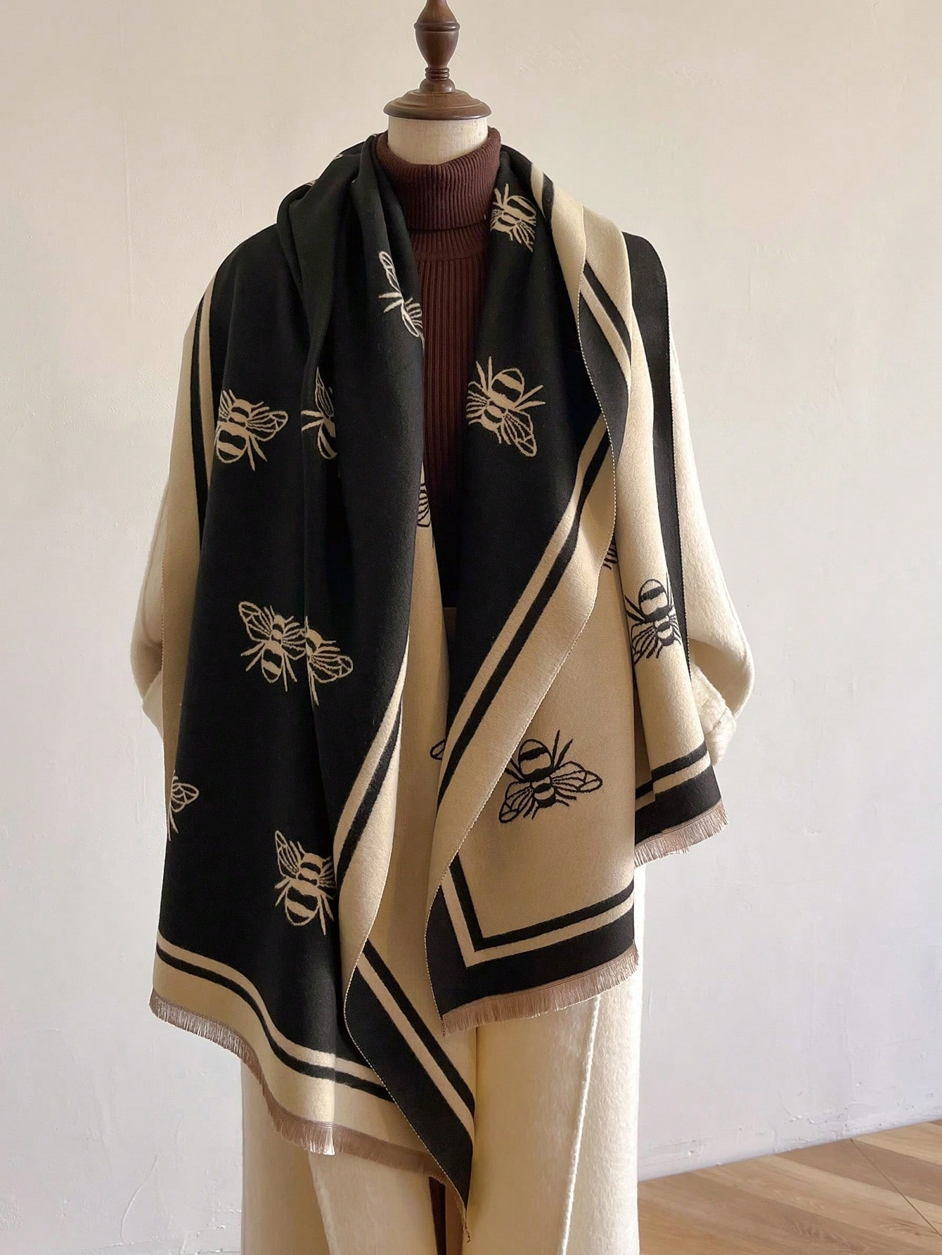Cute 1pc Women's Double-Sided Imitation Cashmere Black And Beige Bee Jacquard Warm Scarf Shawl Fo... | SHEIN